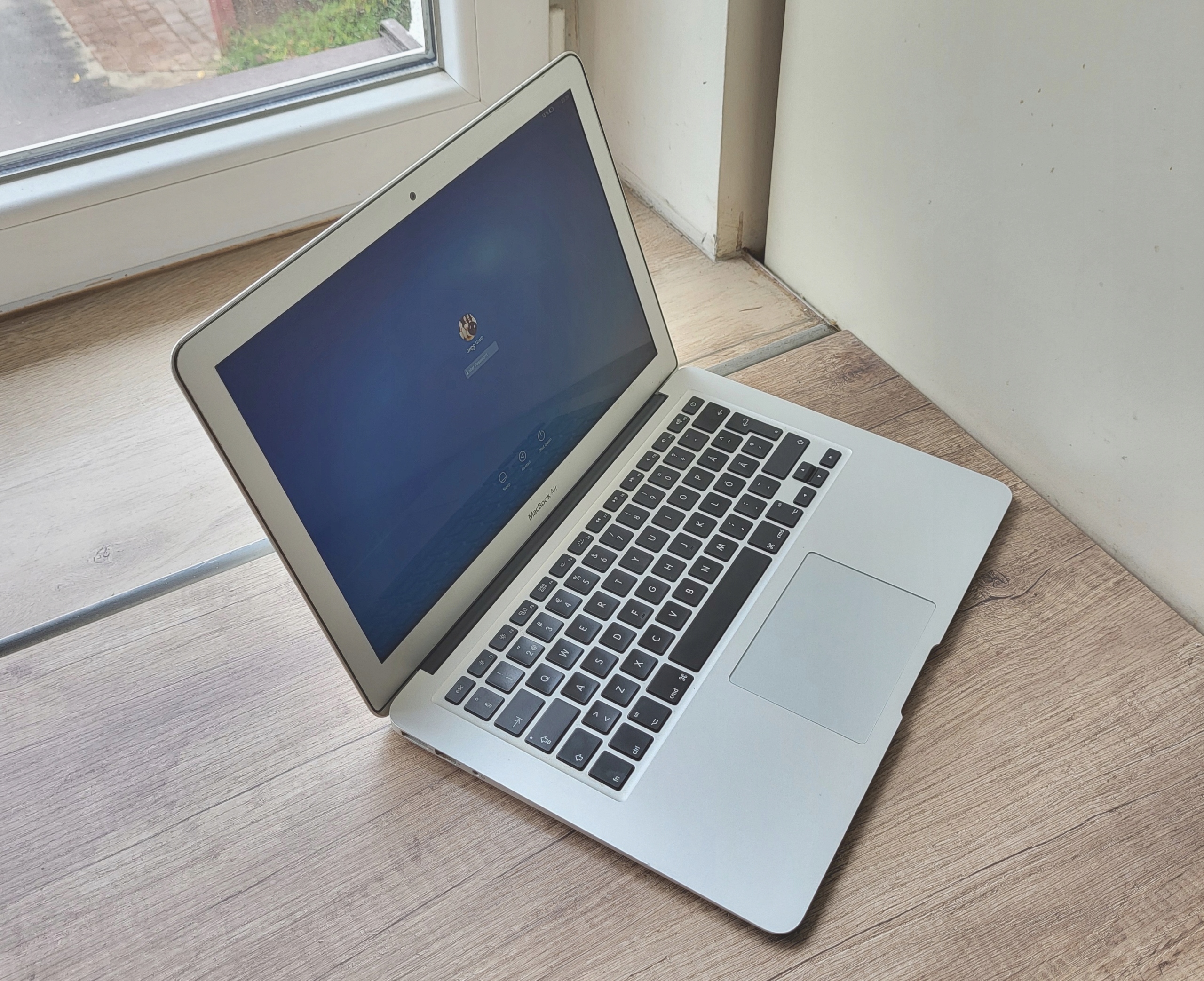 MacBook本体 MacBook Air Core i5 8GB 128GB SSD Apple MacBook Air i5/8GB/128GB/UHD 617/Mac OS Gold - Laptopy