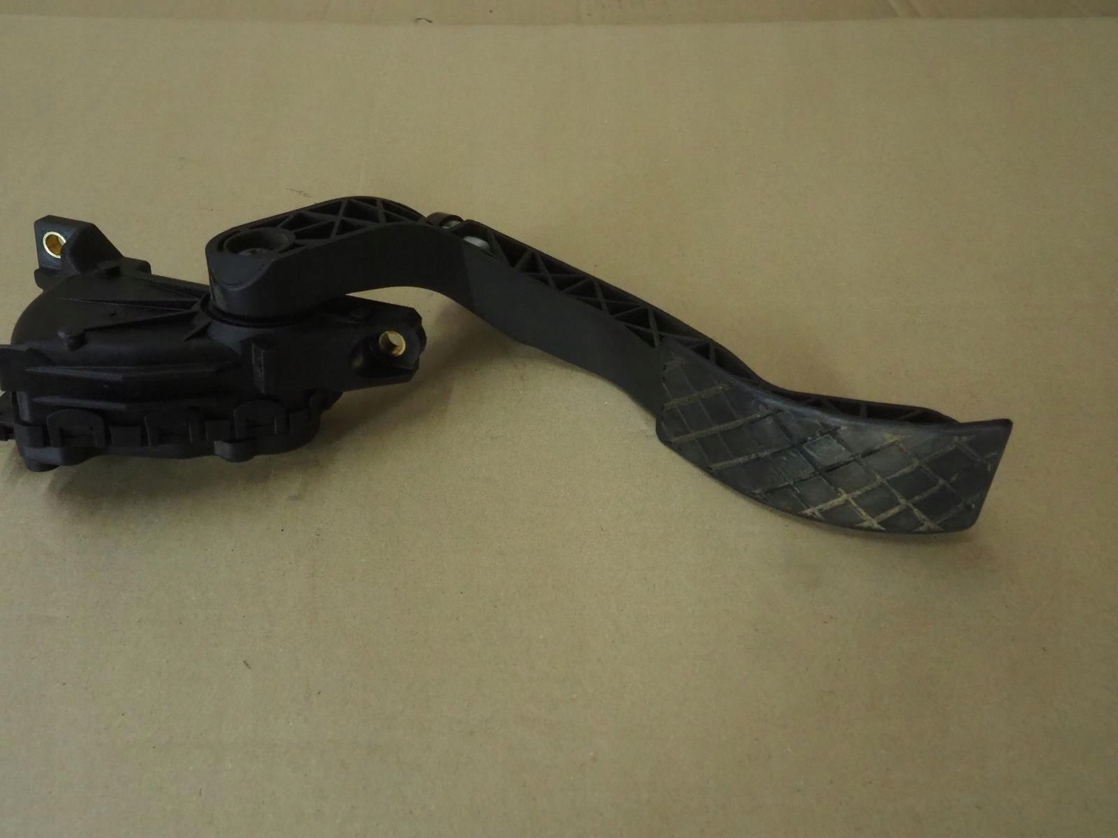педаль потенциометр газа Audi OE 8D1723523A