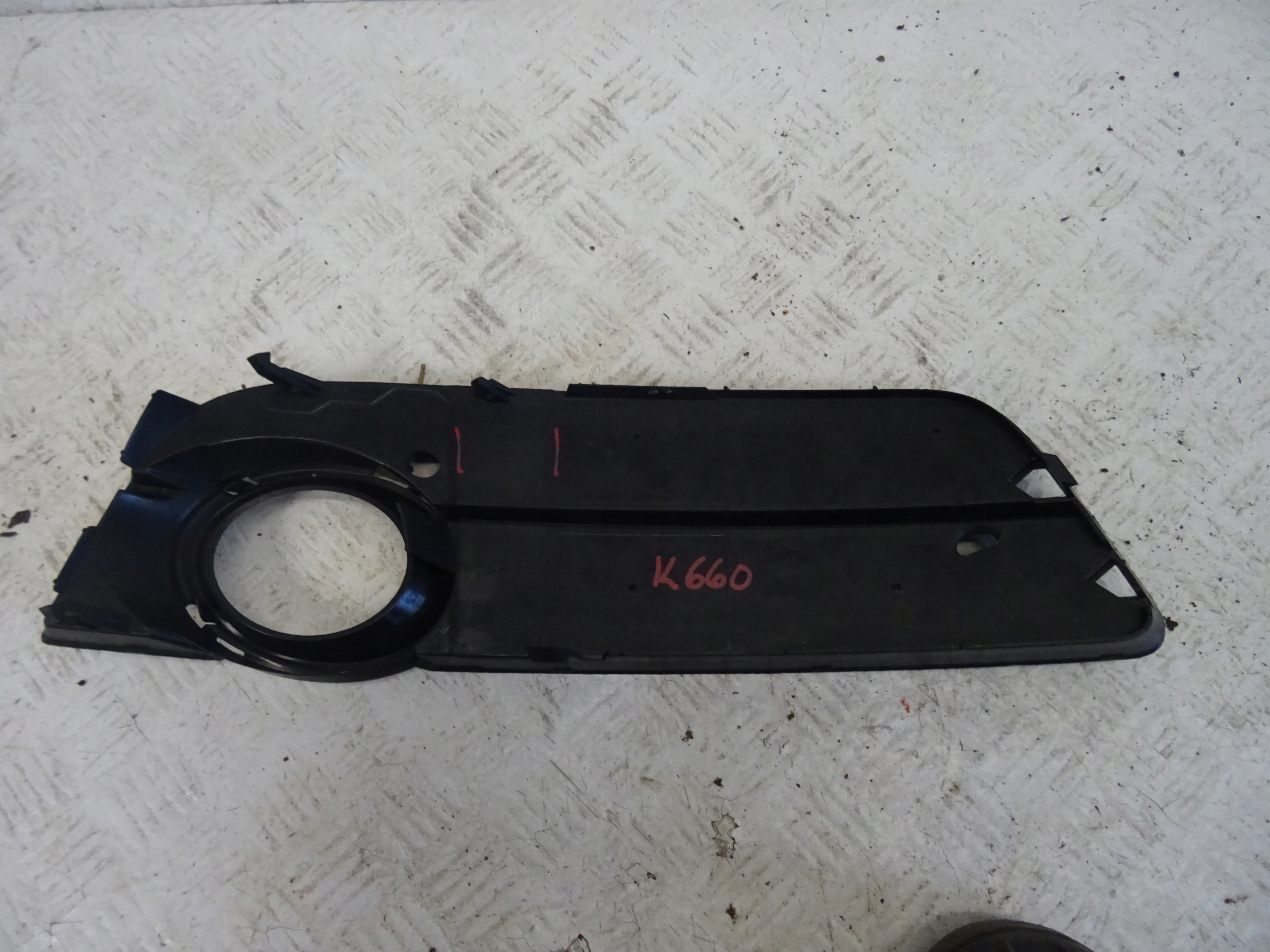 grid of a bumper front front right AUDI A5 8T 8T0807682