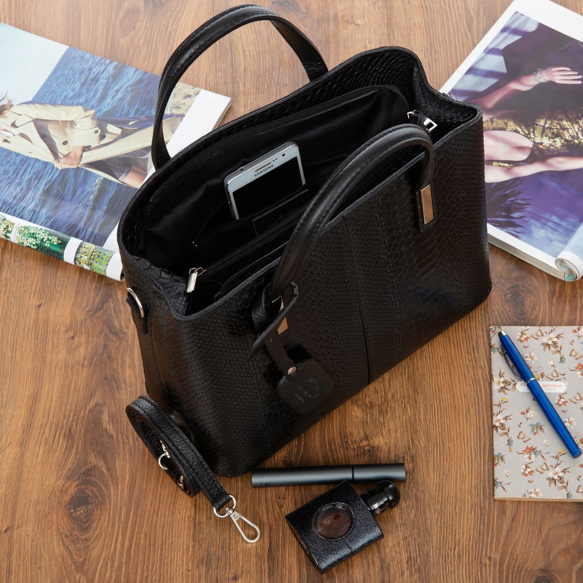 Torebka Skórzana Kuferek Vezze Rara Czarna Materiał dominujący skóra naturalna licowa