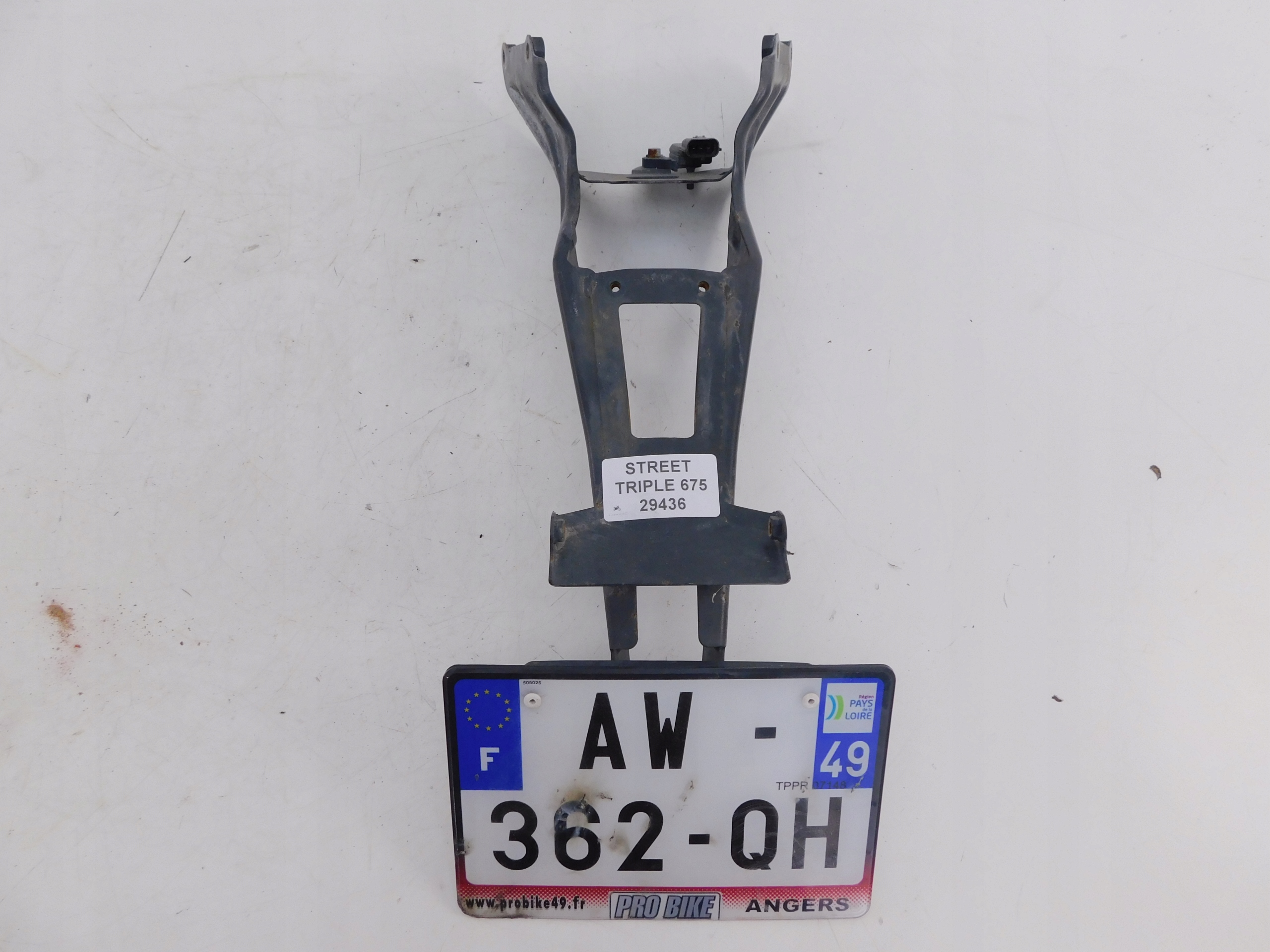 TRIUMPH STREET TRIPLE 675 КРЕПЛЕНИЕ ЗАДНЕЙ ПАНЕЛИ