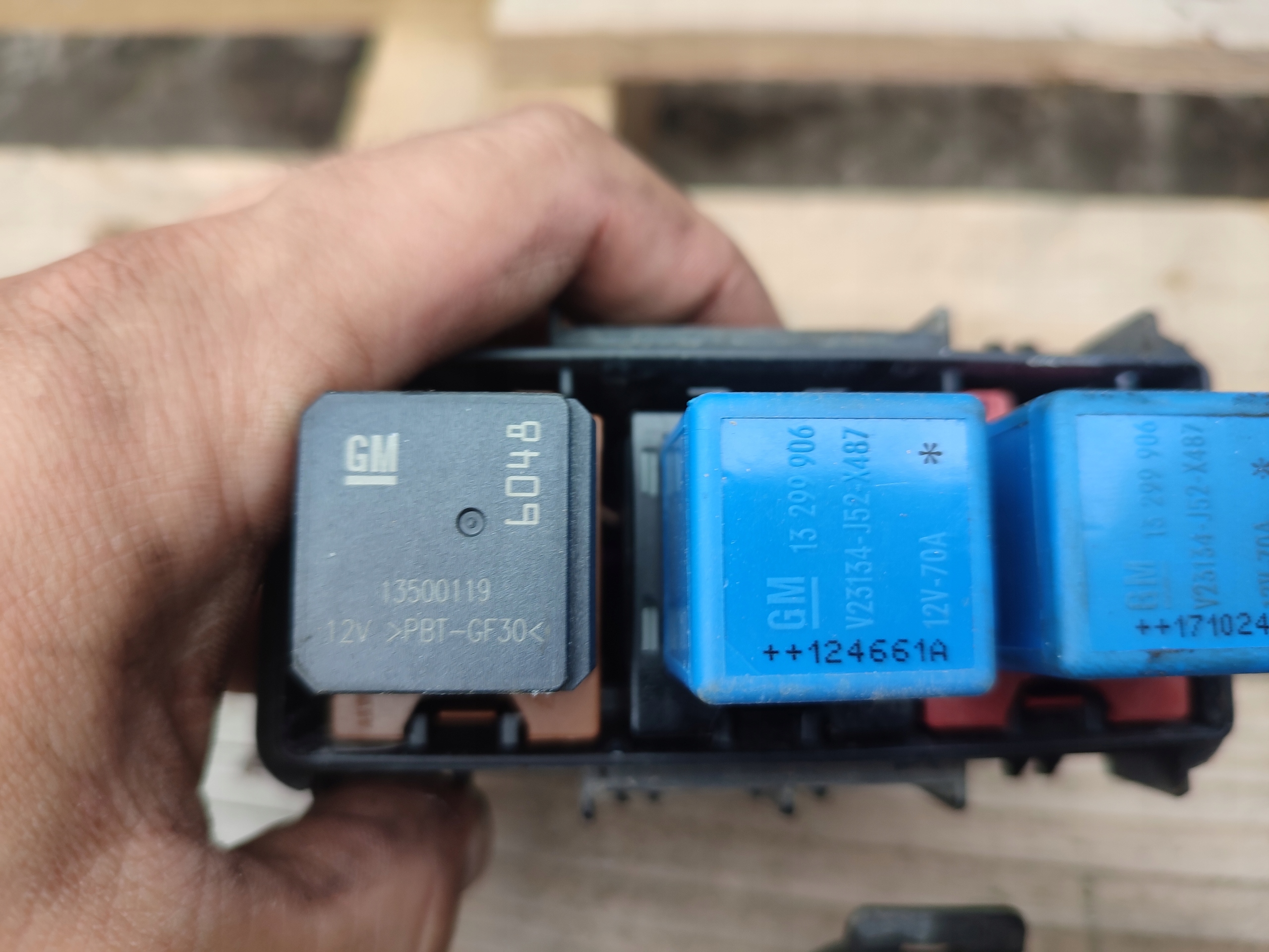 Module fusibles OPEL MERIVA B 315938597