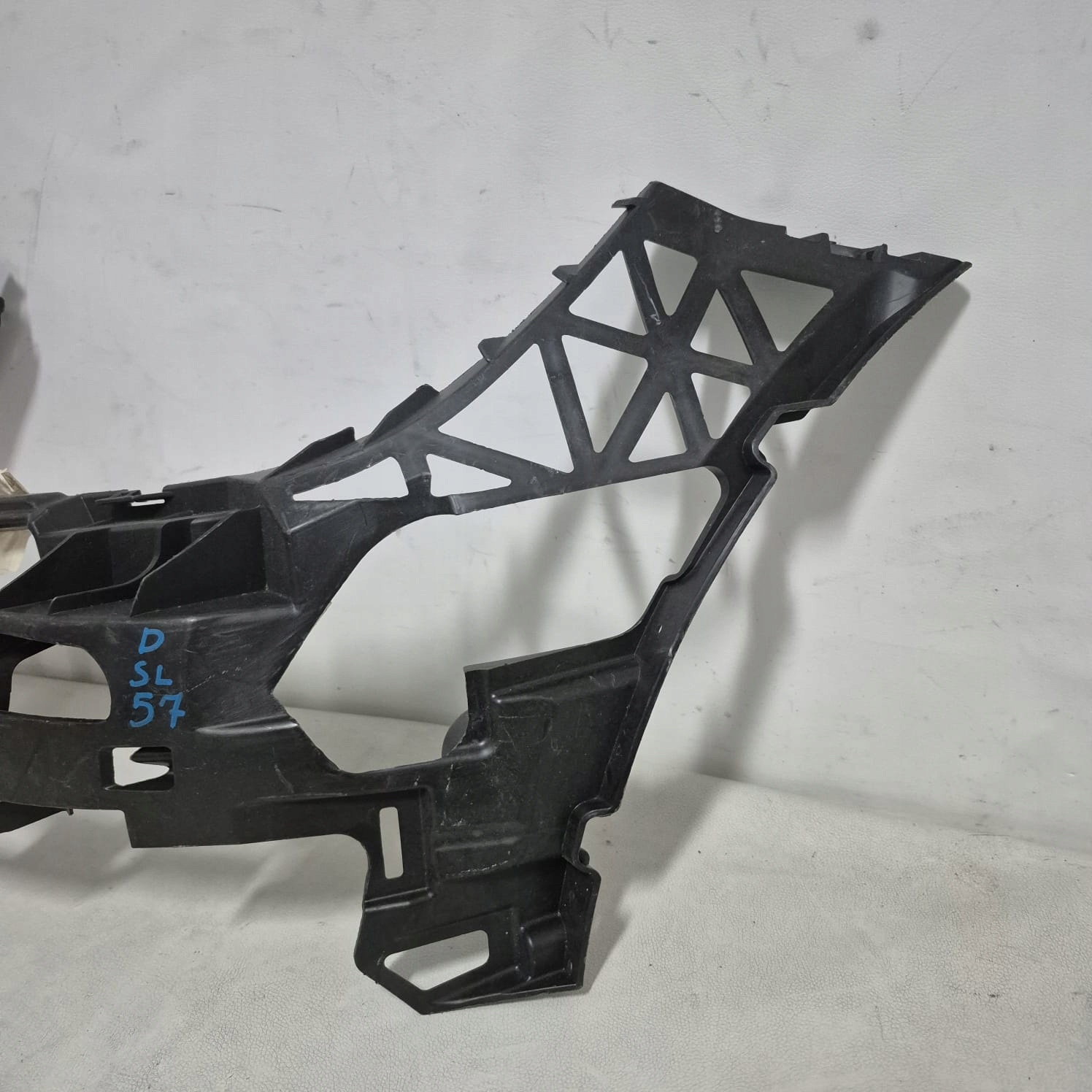 MERCEDES C-KLASA W204 11-14r support holder bumper left front A2048854165