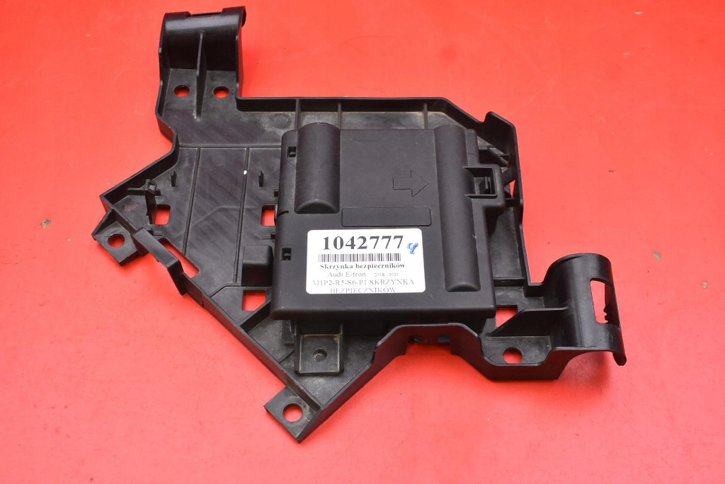ROZDZIELACZ PRADU AUDI E-TRON 55 408 18-21