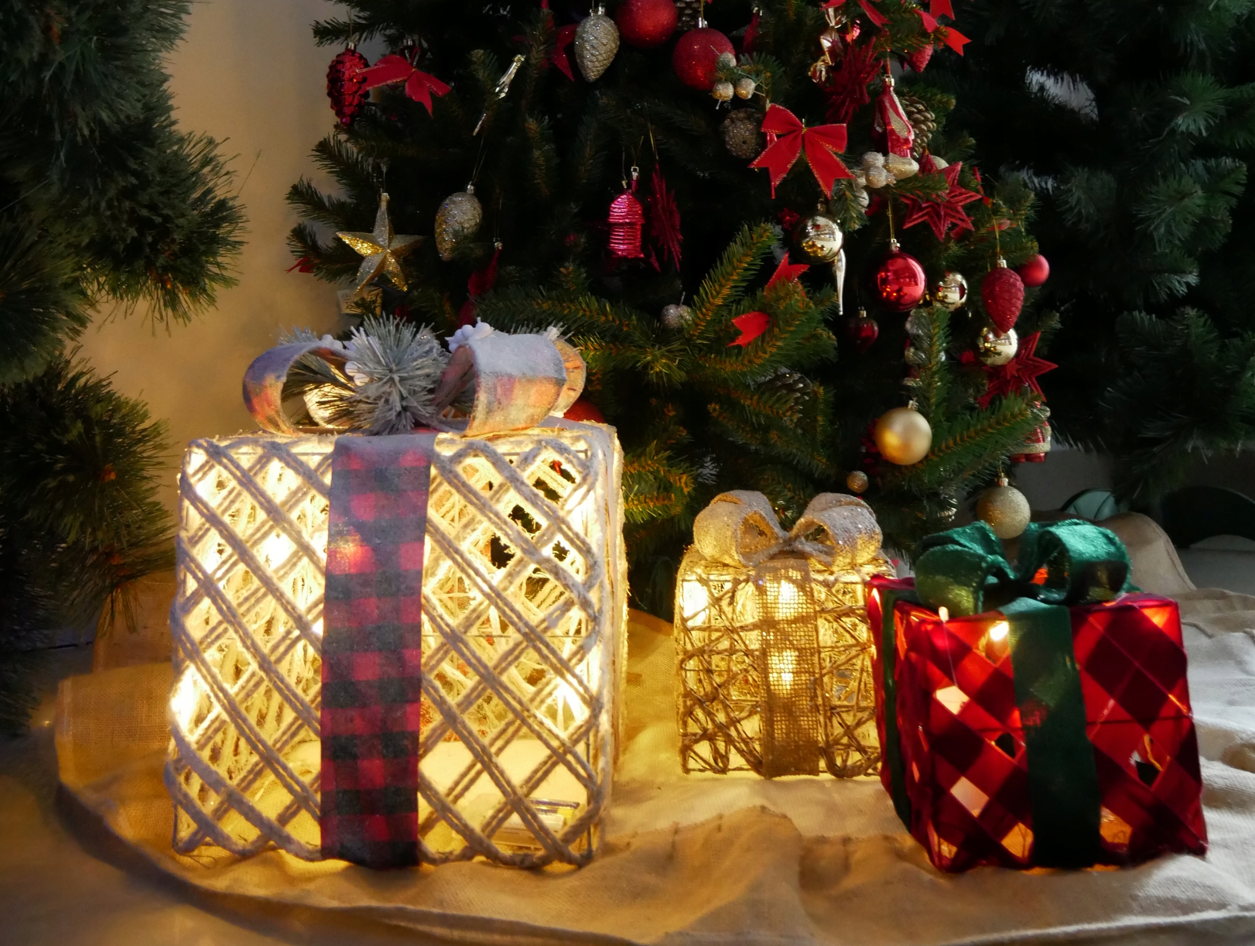 PREZENT Z KOKARDĄ LED PODŚWIETLANY OZDOBA ŚWIĄTECZNA 25 CM Rodzaj inny