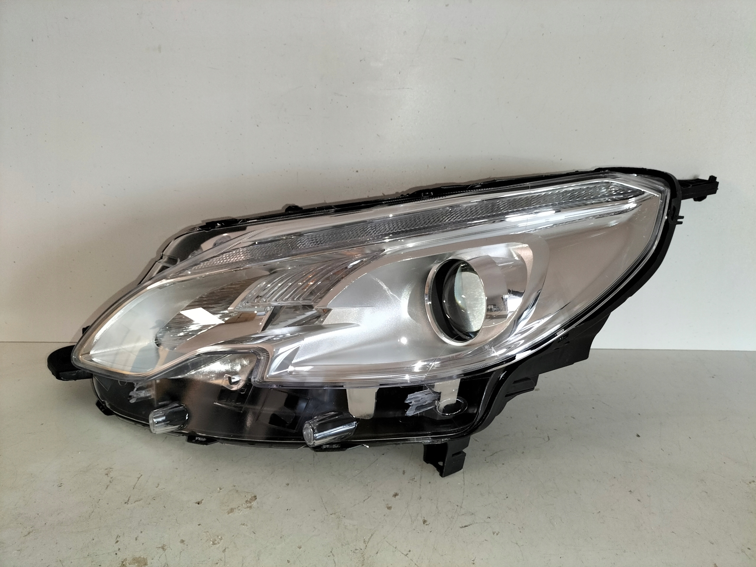 light front reflektor left PEUGEOT 2008 13-16