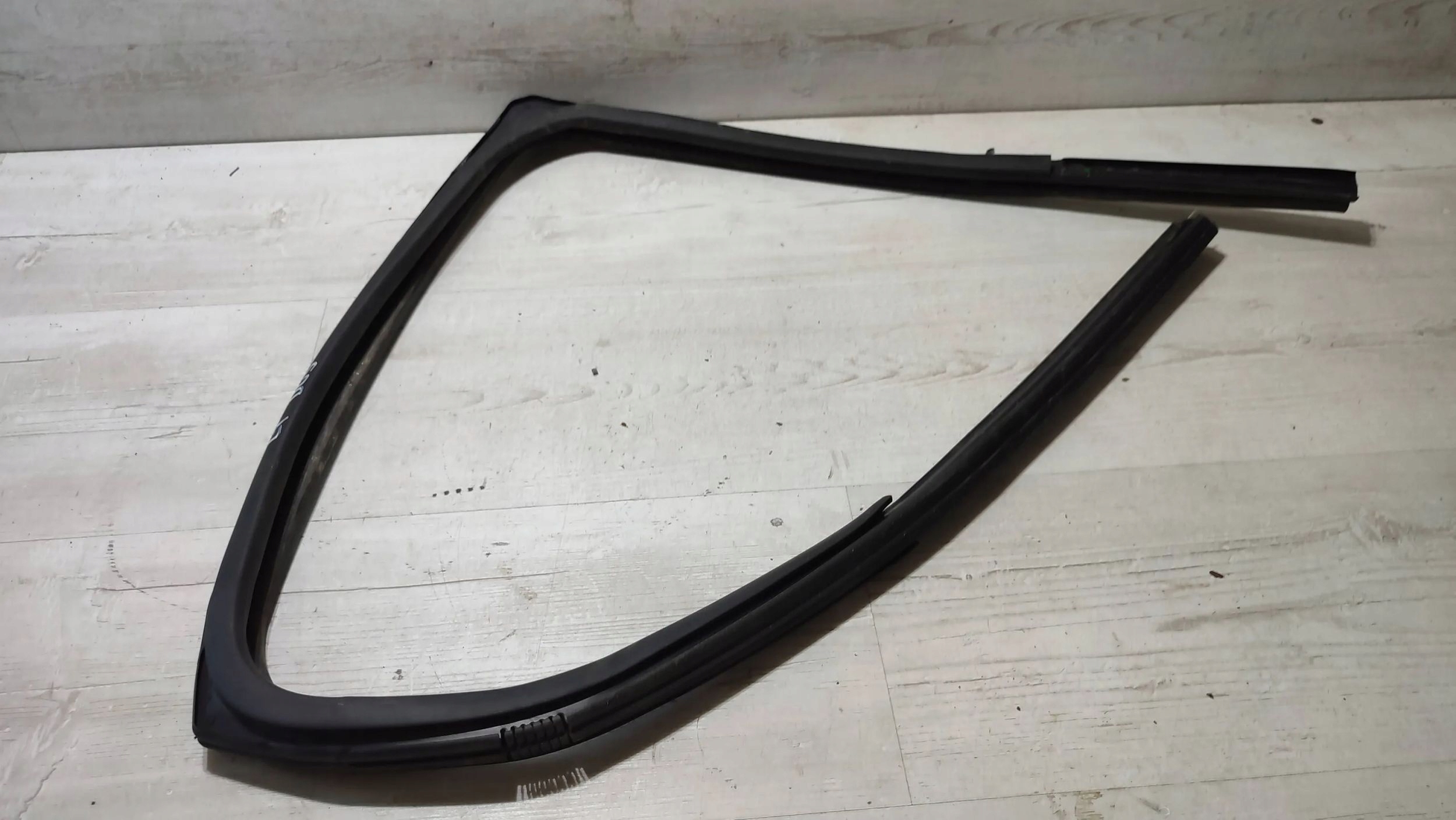 Dacia Duster II 17r 1.2 rear part side left gasket windows door