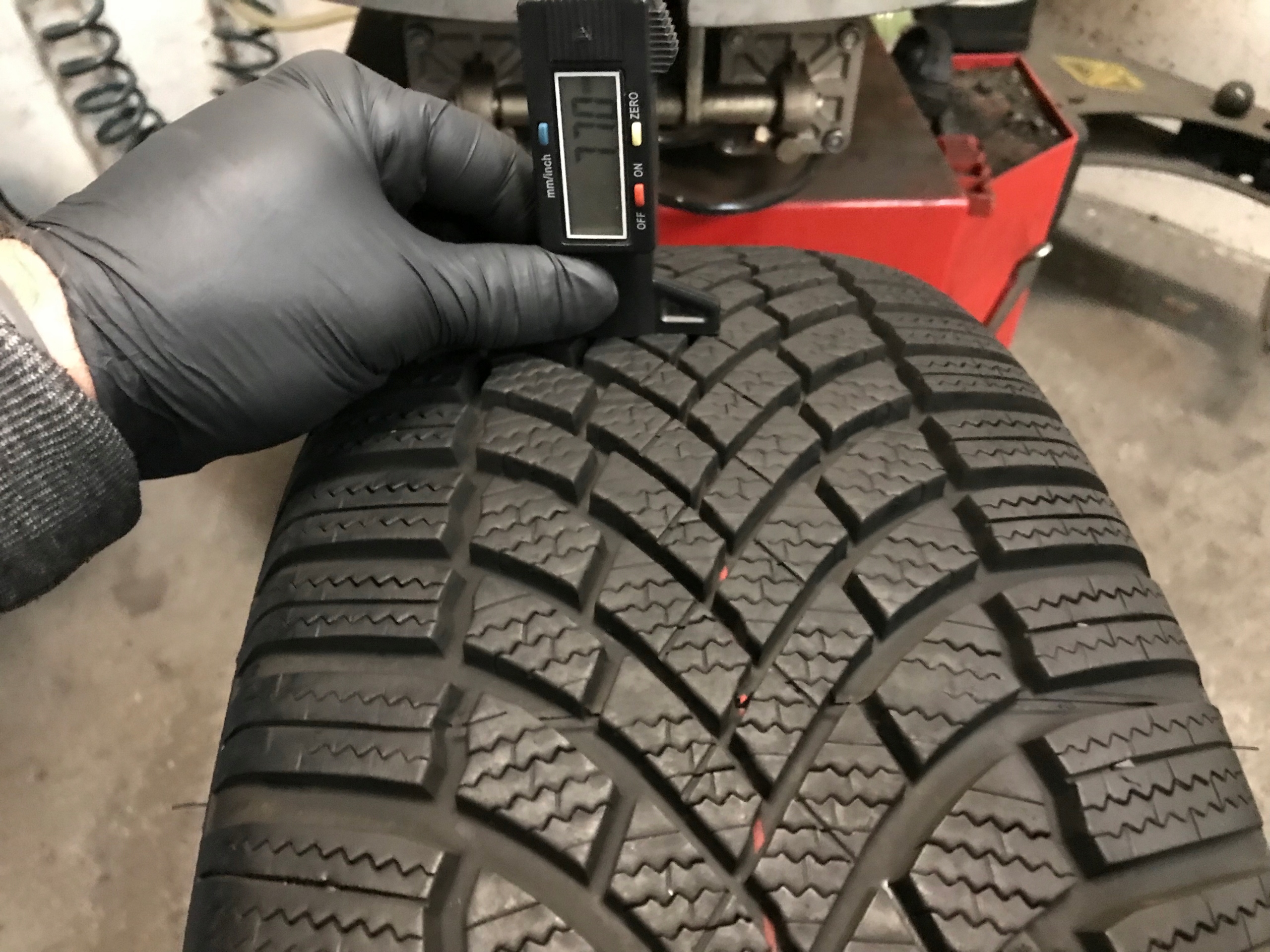 gomma 225/60R17 103V Bridgestone Blizzak LM005 8mm