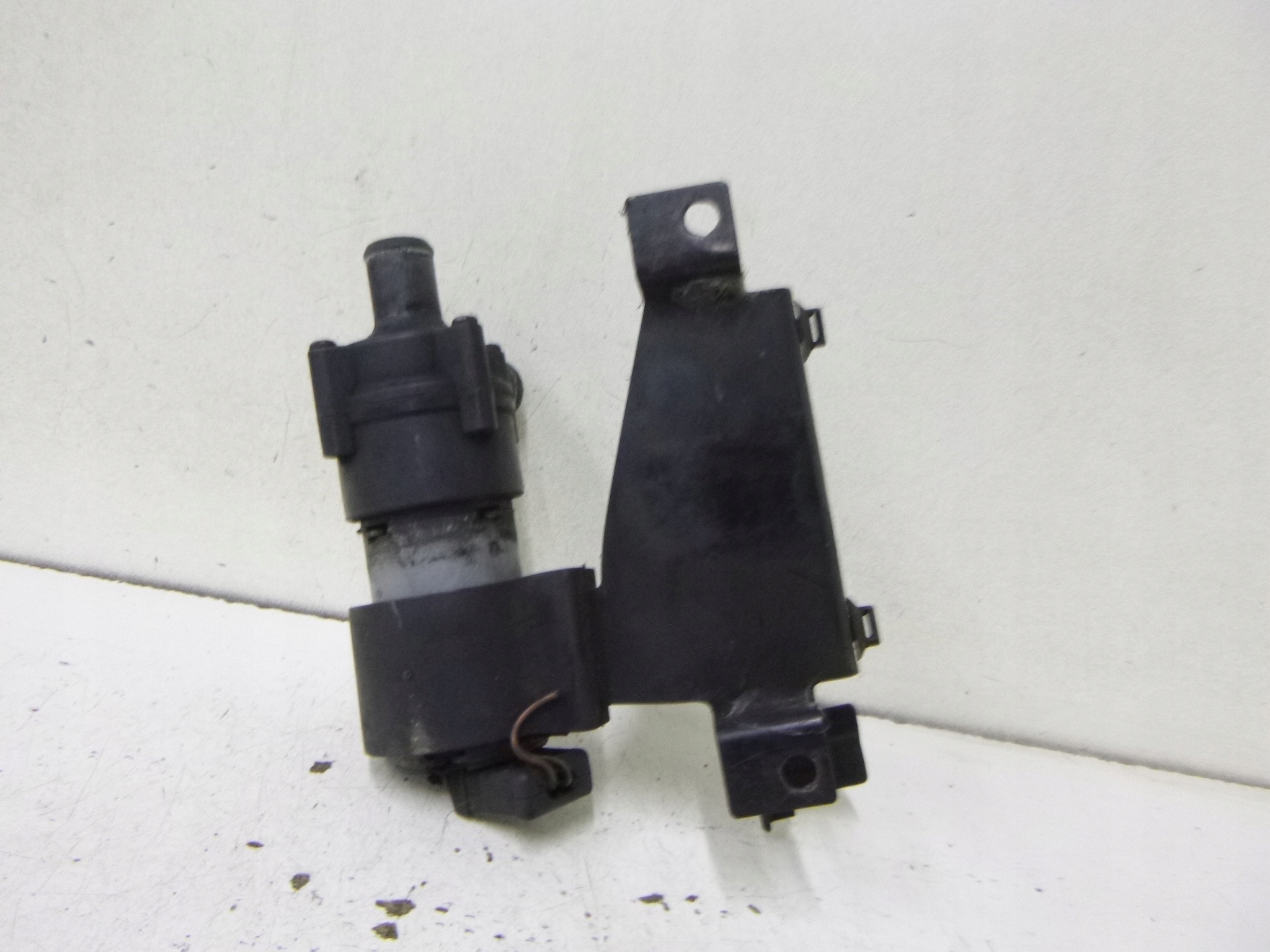 POMPE CIRCULATION D’EAU ÉLECTROVANNE MERCEDES VITO W638