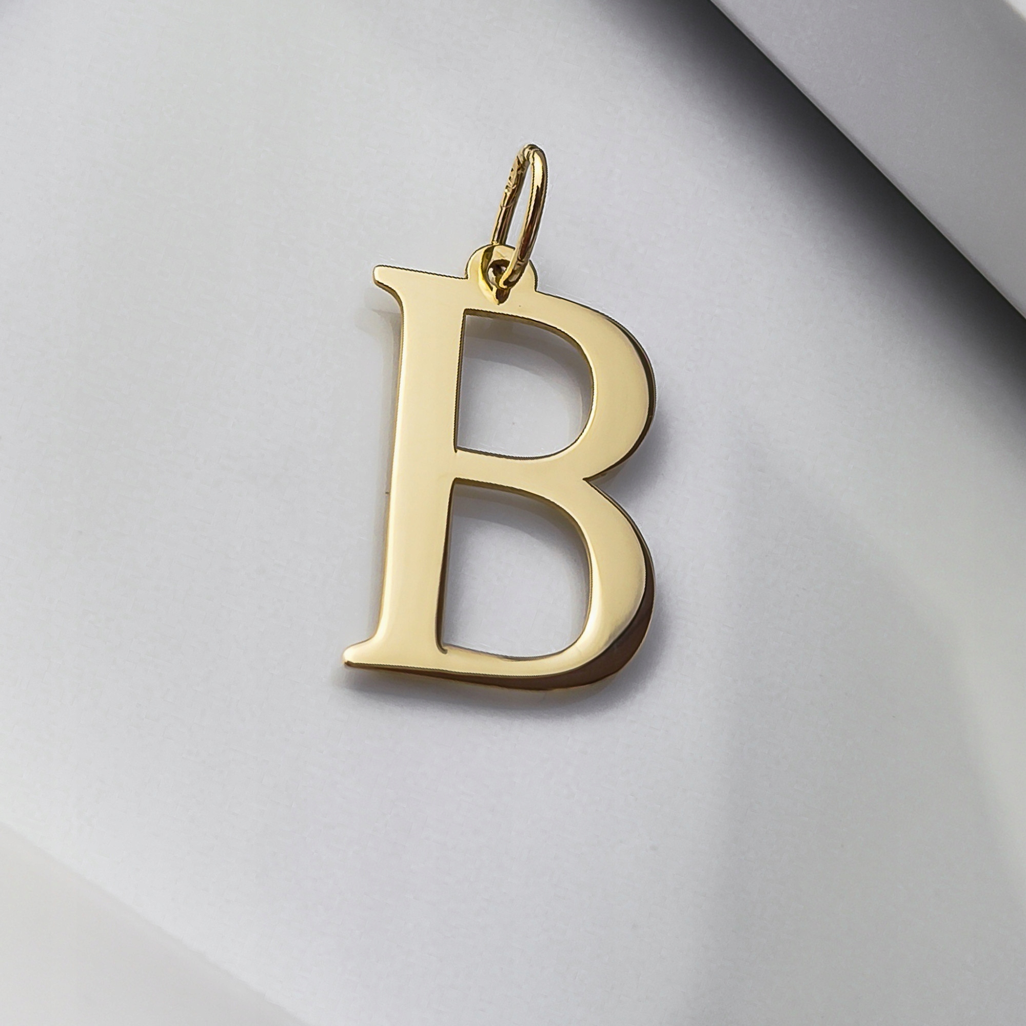 Zlatý přívěsek Písmeno „b“ pr. 585