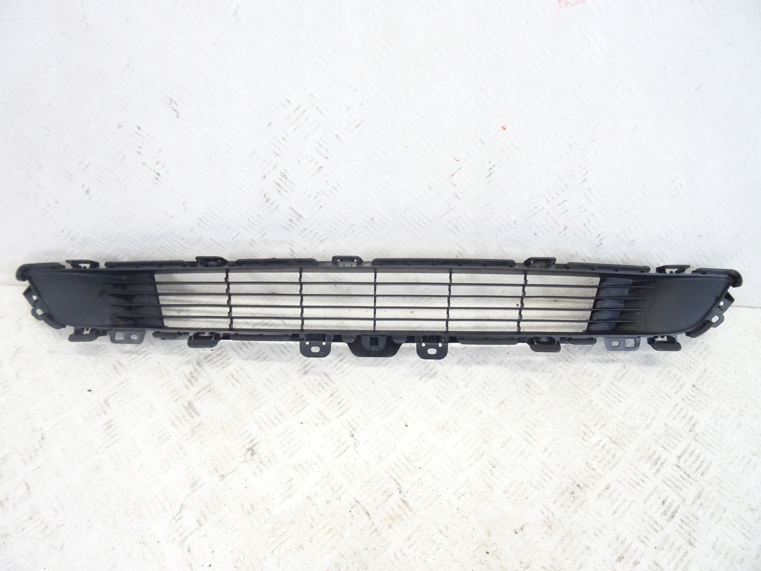 grid of a bumper front front central TESLA MODEL Y 1493759-00-A