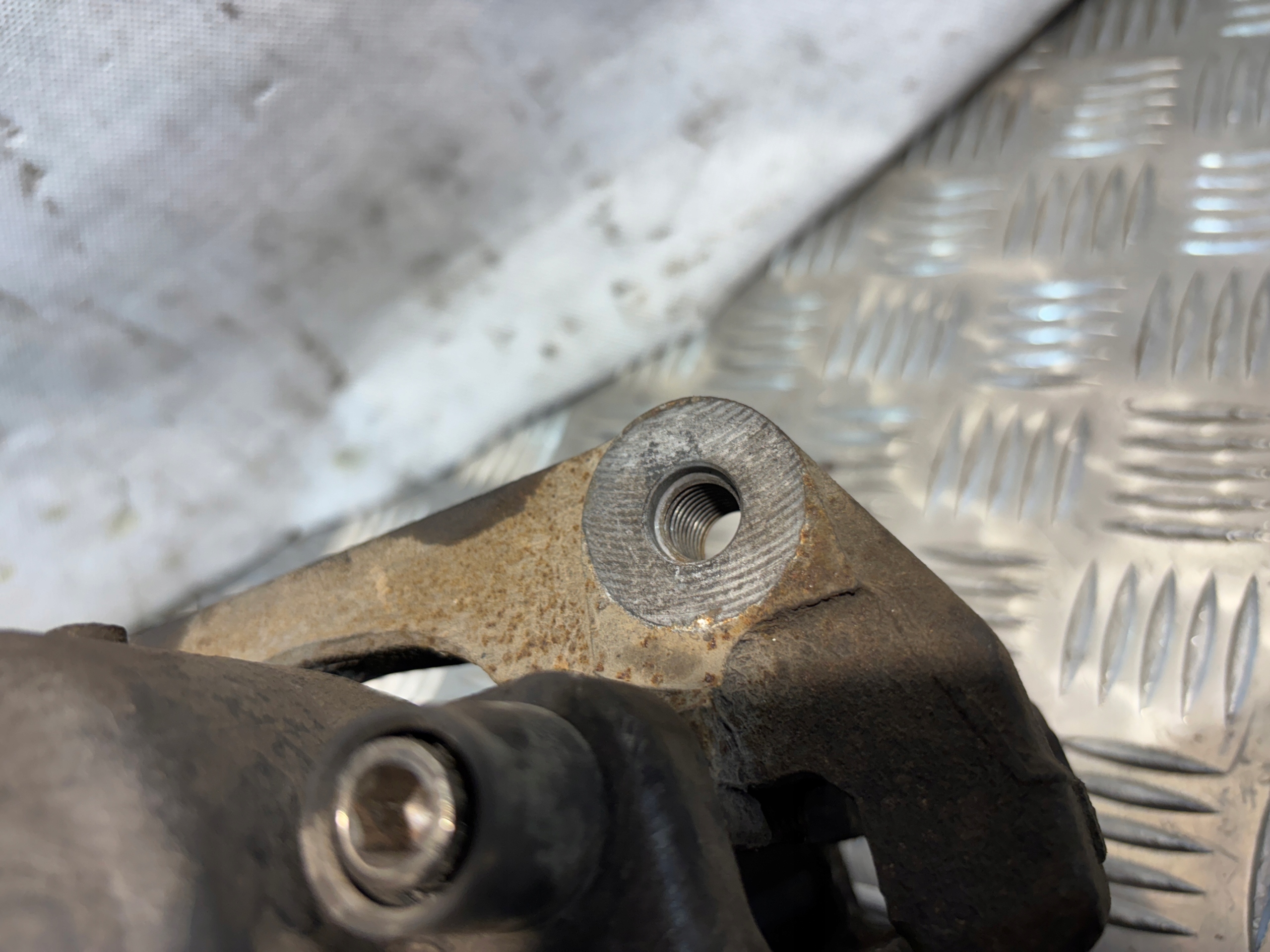 strmeň Brzdový ľavý predok BMW E60 2,0D