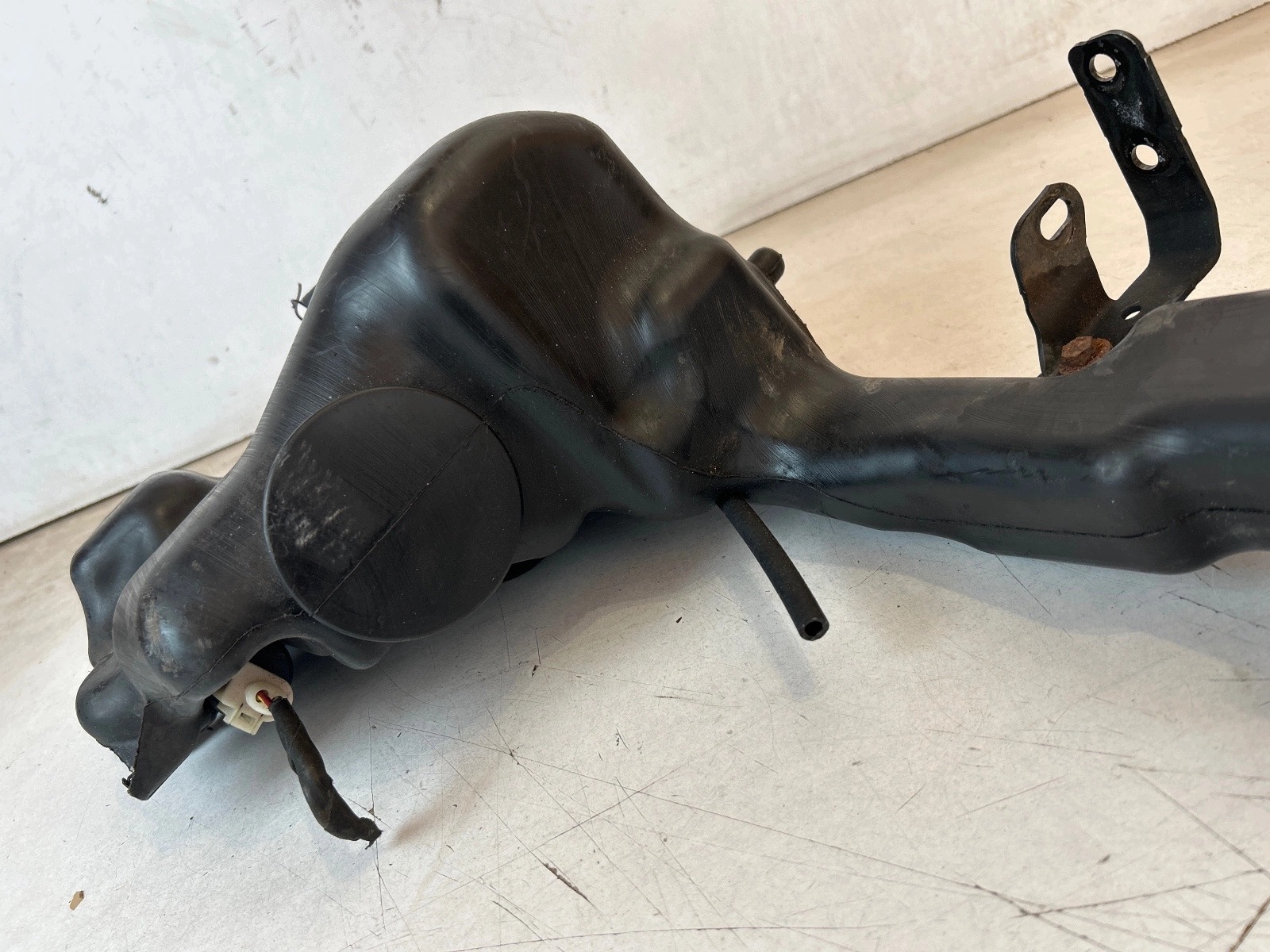 washer fluid tank pump Mercedes W204 C klasa
