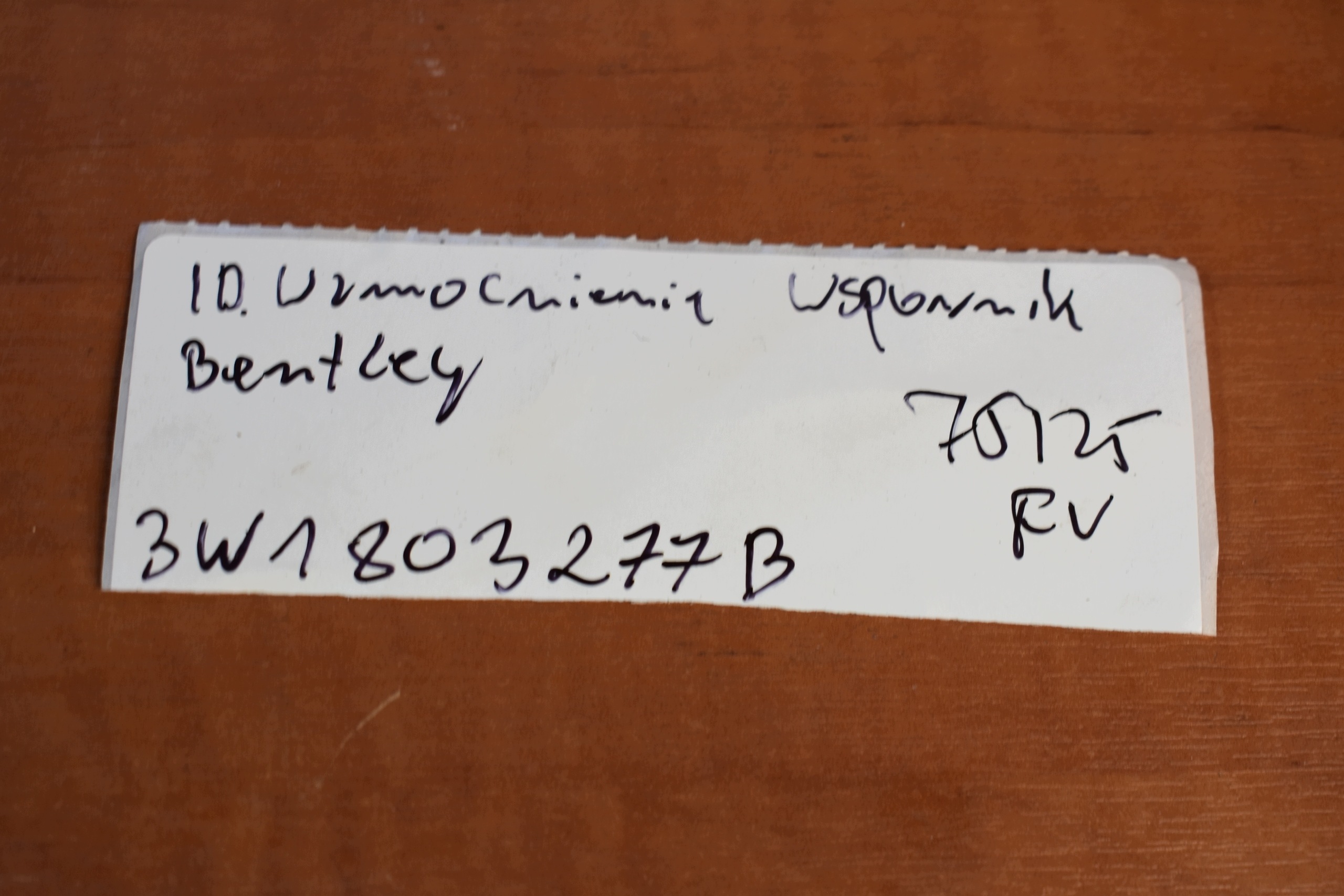 IDEALNE příčka prístrojovka BENTLEY 1