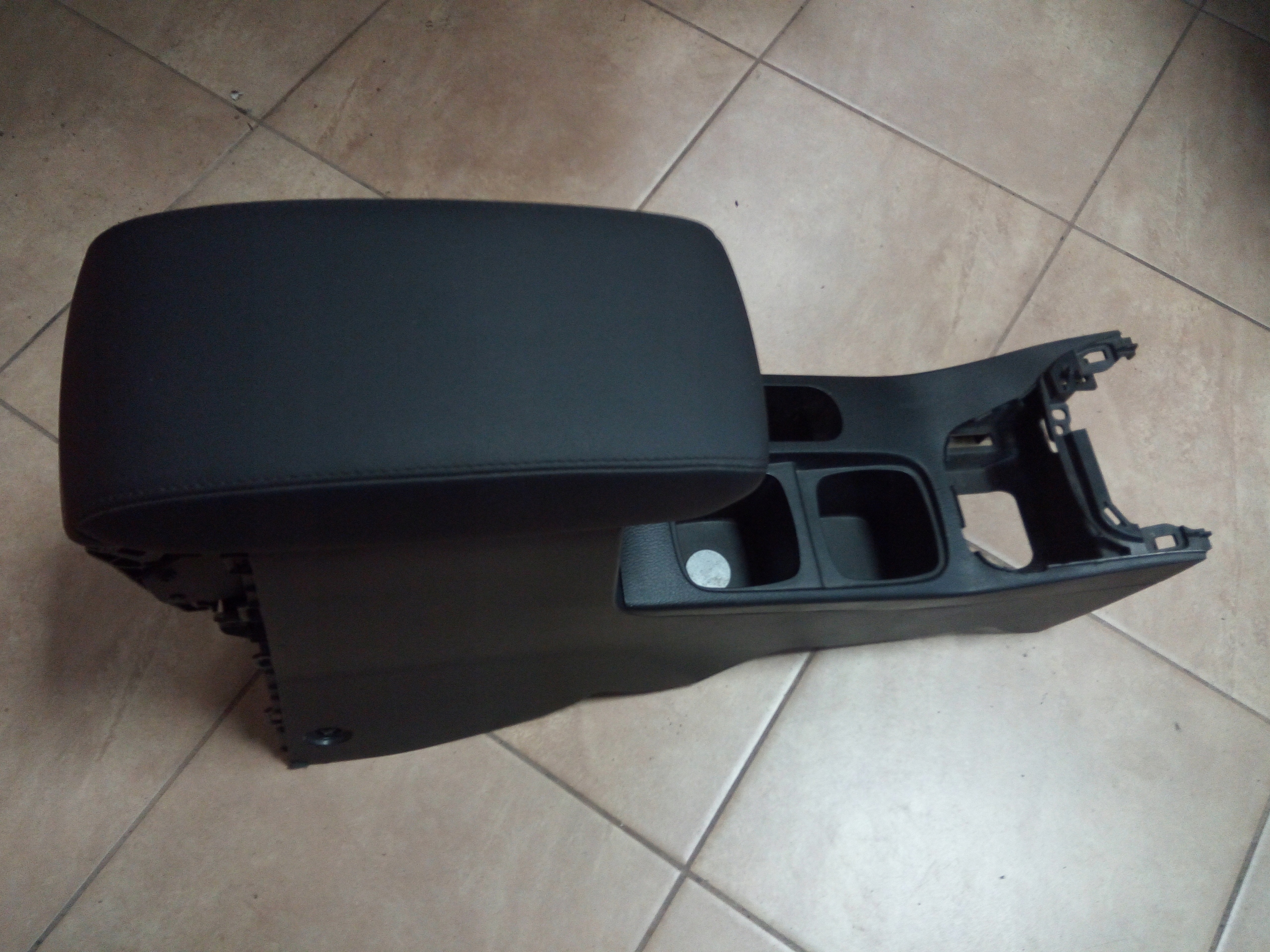 2380568 - ПОДЛОКОТНИК SUZUKI SX4 S-CROSS. *