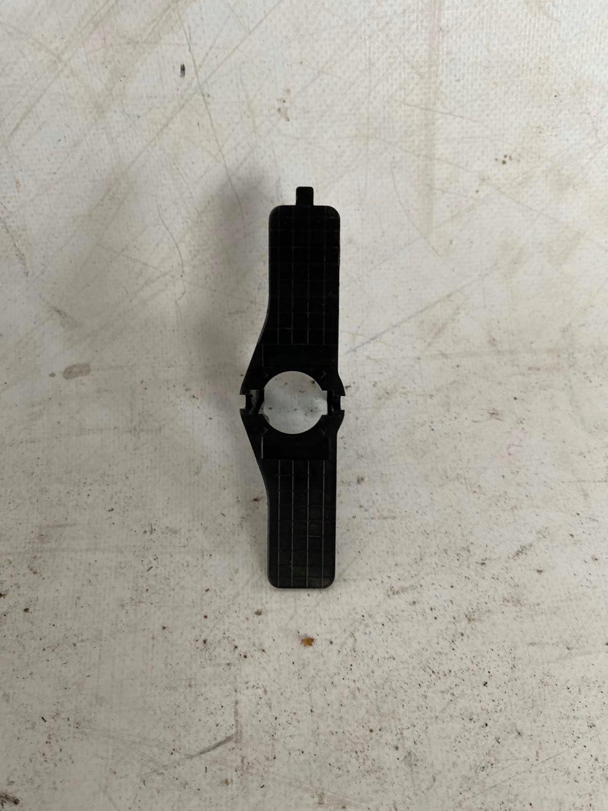 VOLVO V40 Halter PDC heck hinten 31323133