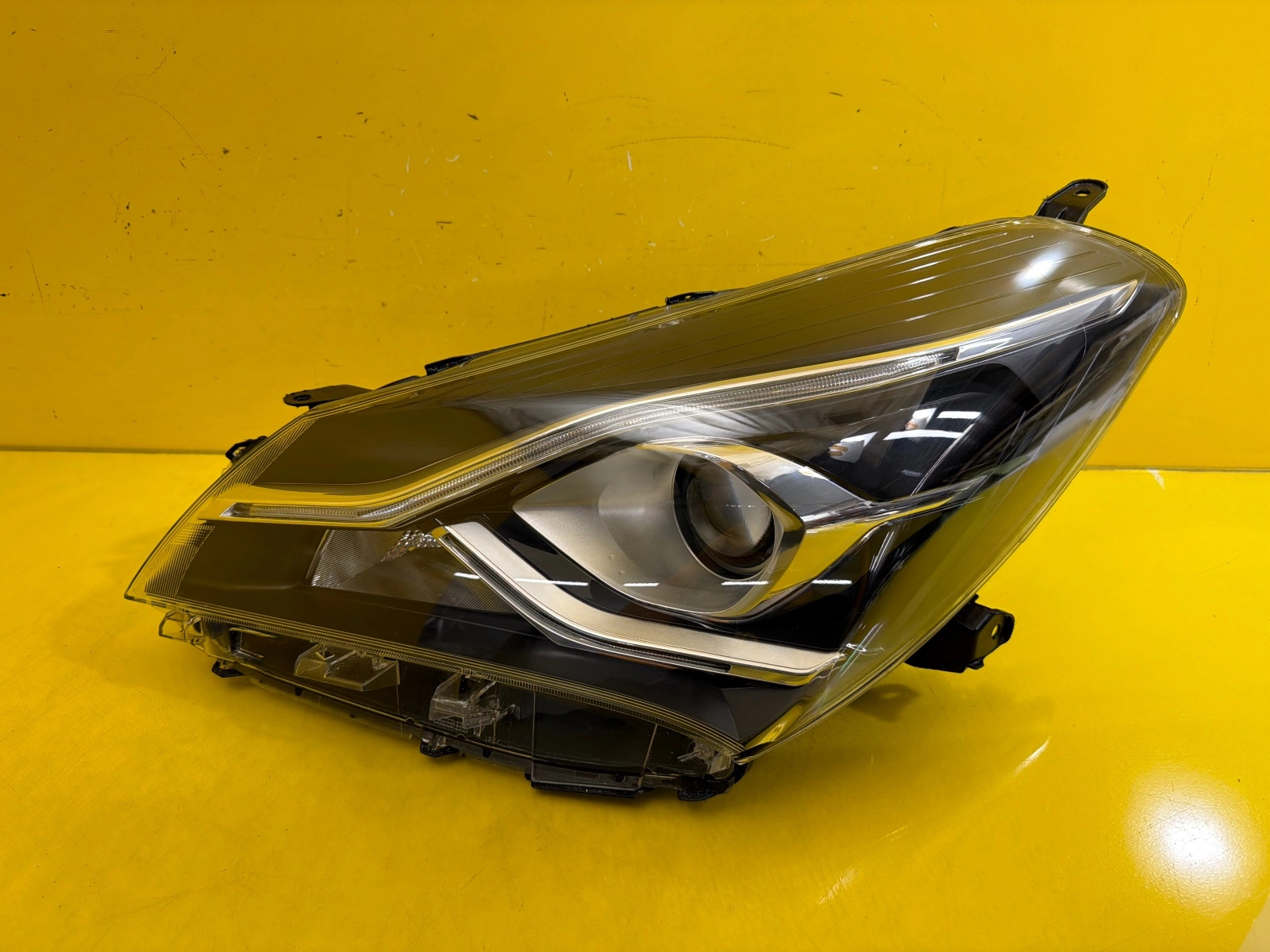 light left Toyota Yaris III Lift 2017-2020 lens Led