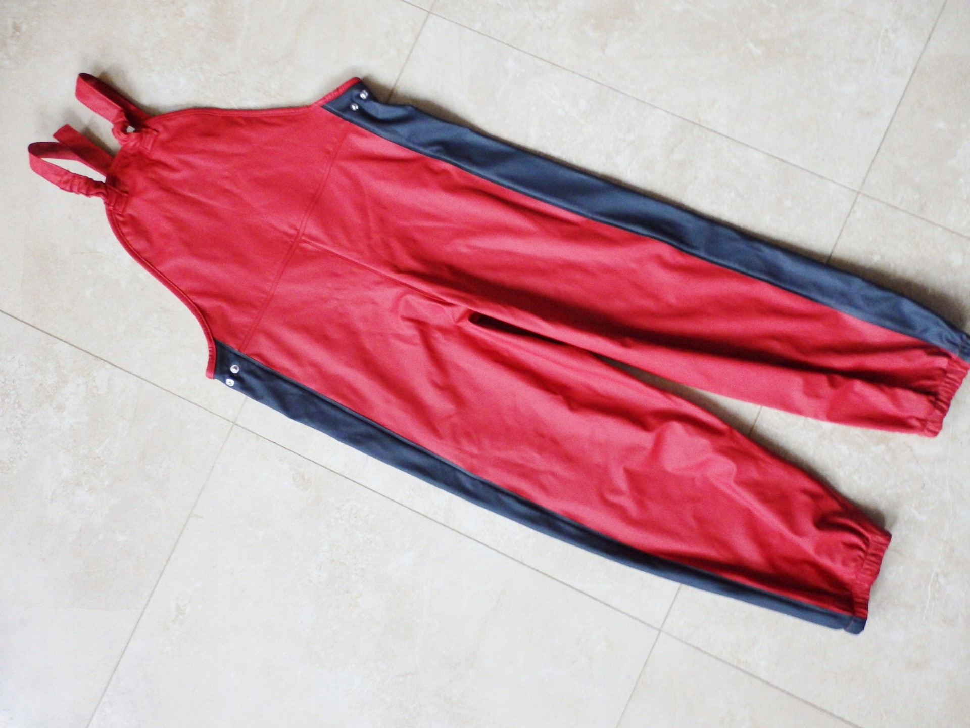 DISNEY CARS CZERWONE PRZECIWDESZCZOWE SPODNIE 128 Zapięcie zatrzask