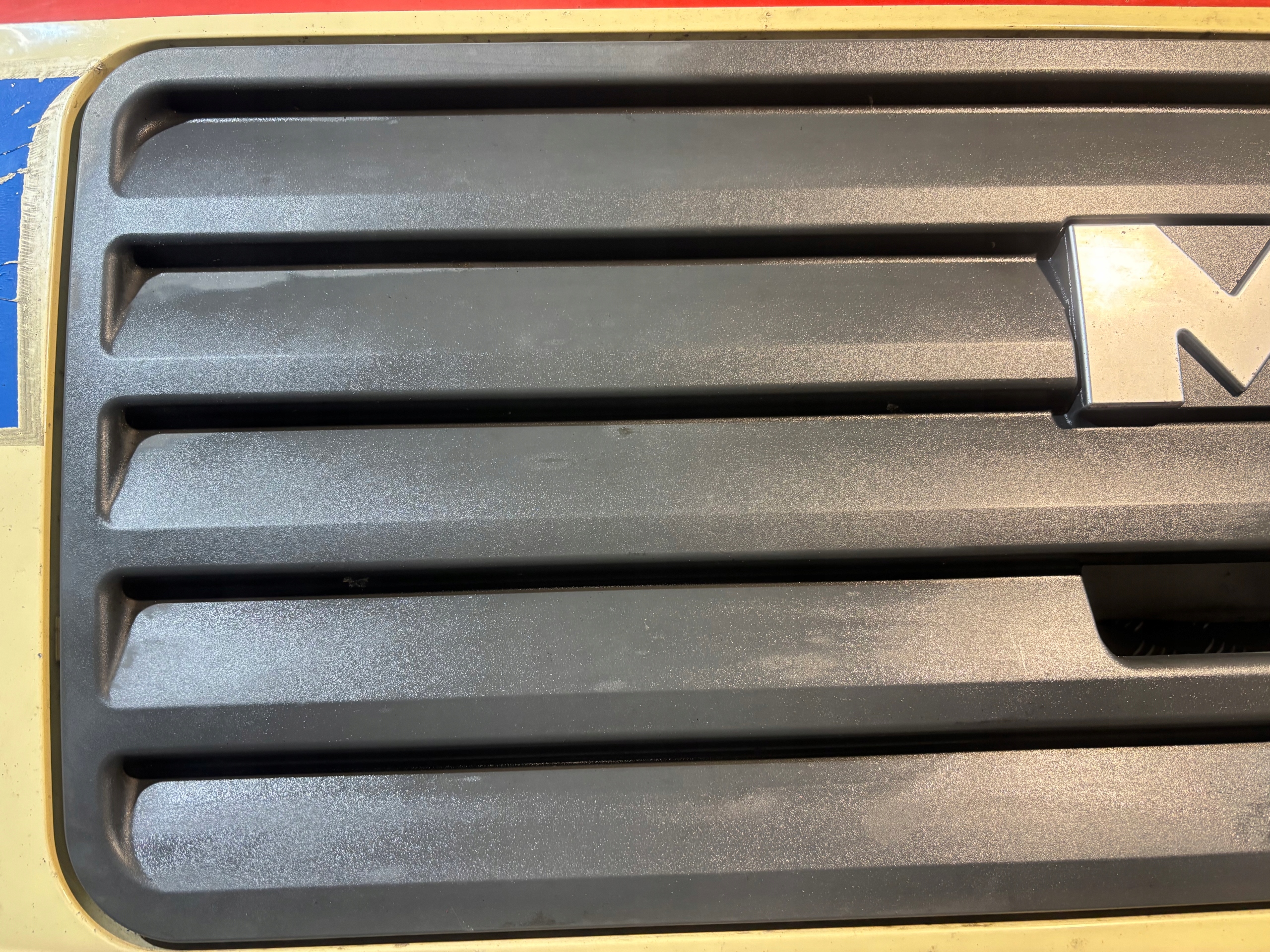 bonnet grille front MAN TGL 81.61110.0063