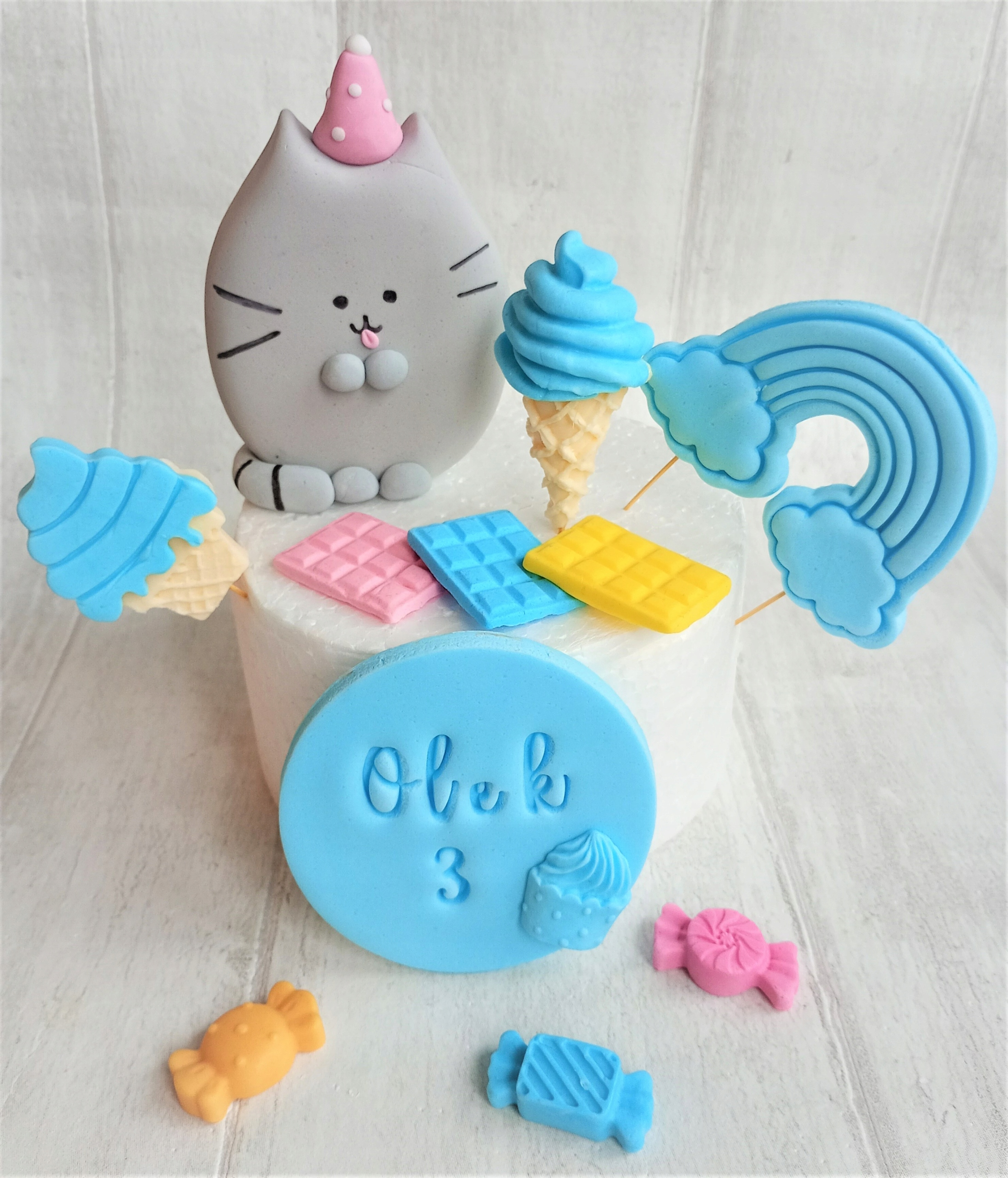 Levně Kočka Pusheen duhová etiketa sladkostí Figurky z cukrové hmoty na dort