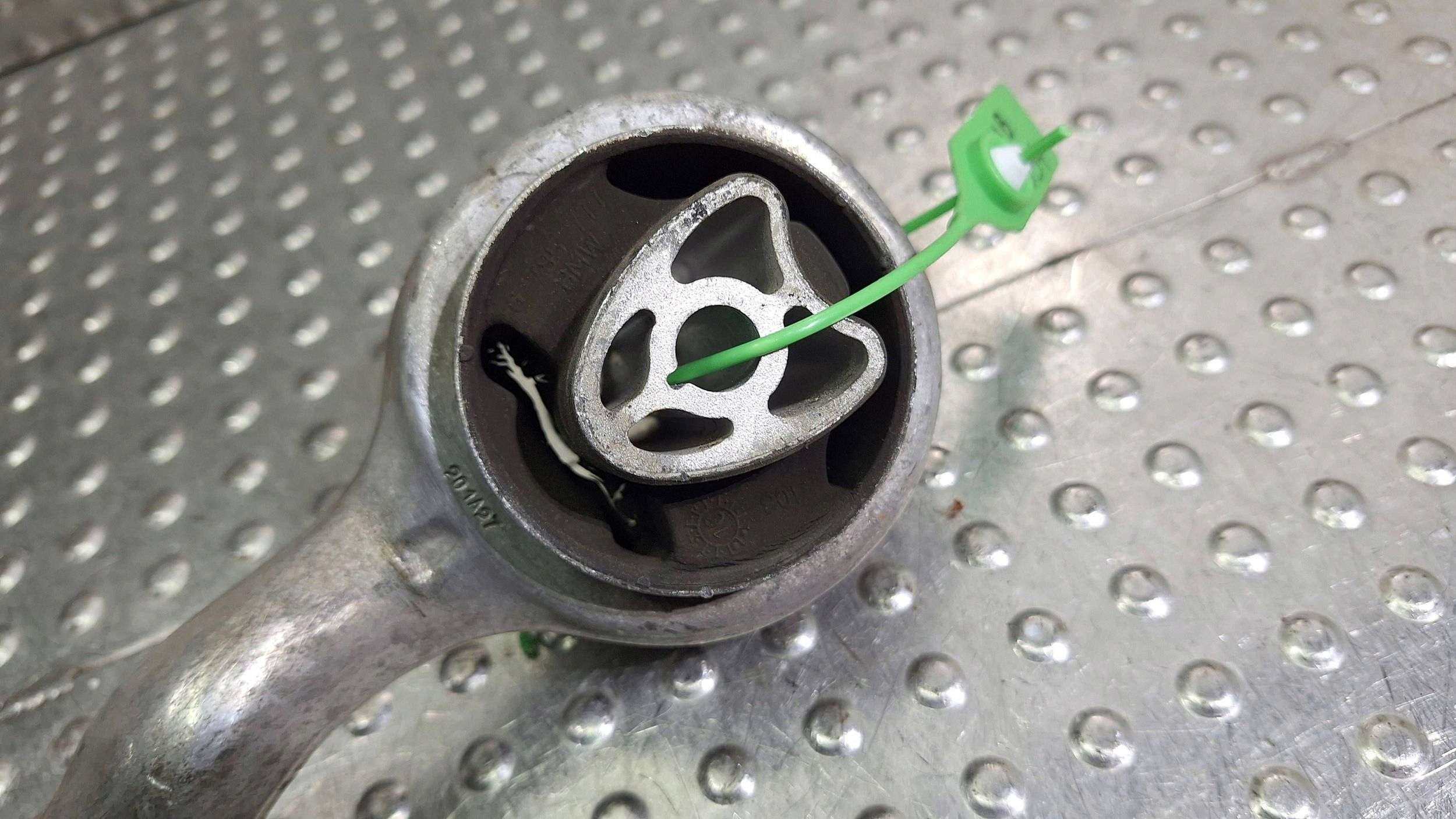 rameno pravý předek 6763704 BMW E81 E82 E87 E88 E89 E90 E91 E92 E93 X1 E84