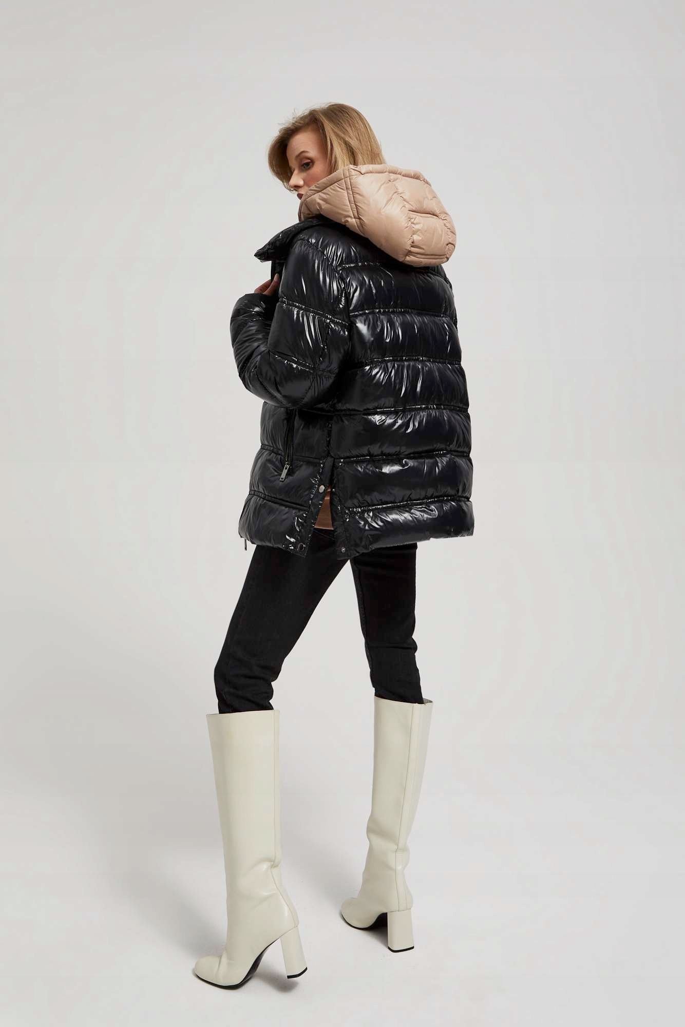 Krótka pikowana kurtka z kapturem XXL od MOODO Kolor czarny