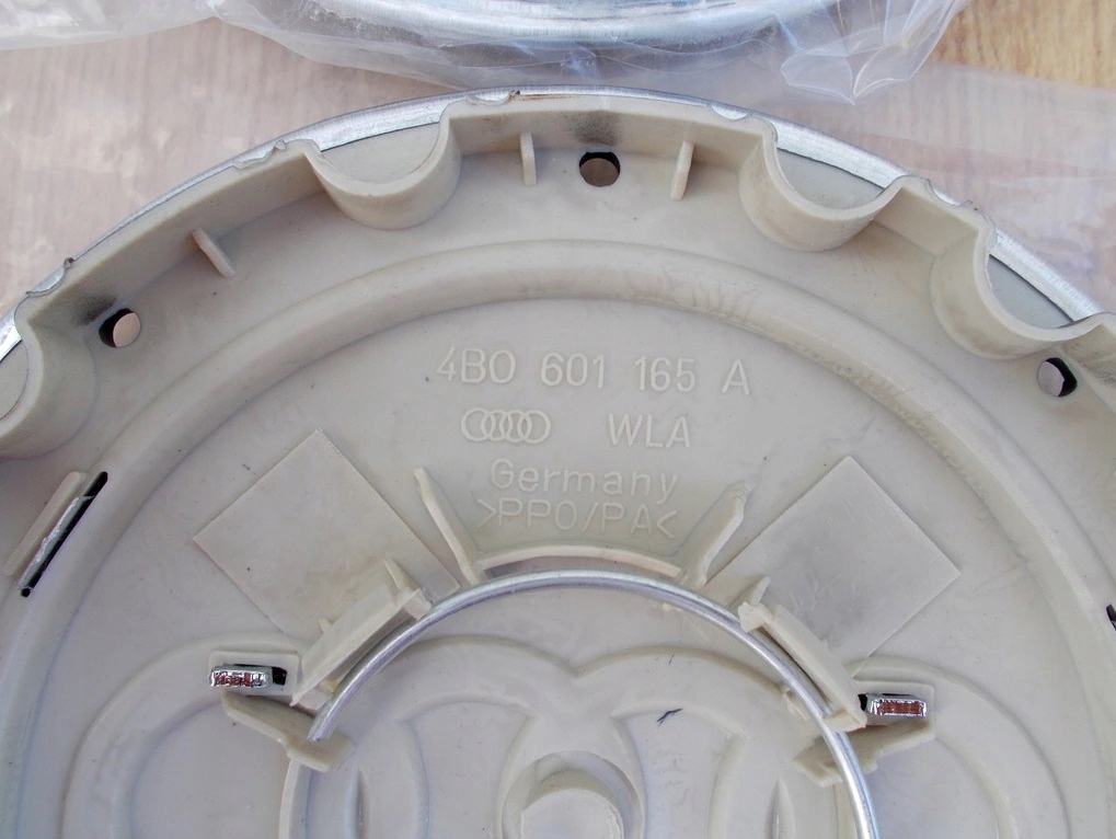 Nowe Dekielki Audi 4B0601165A 148mm Producent code Audi