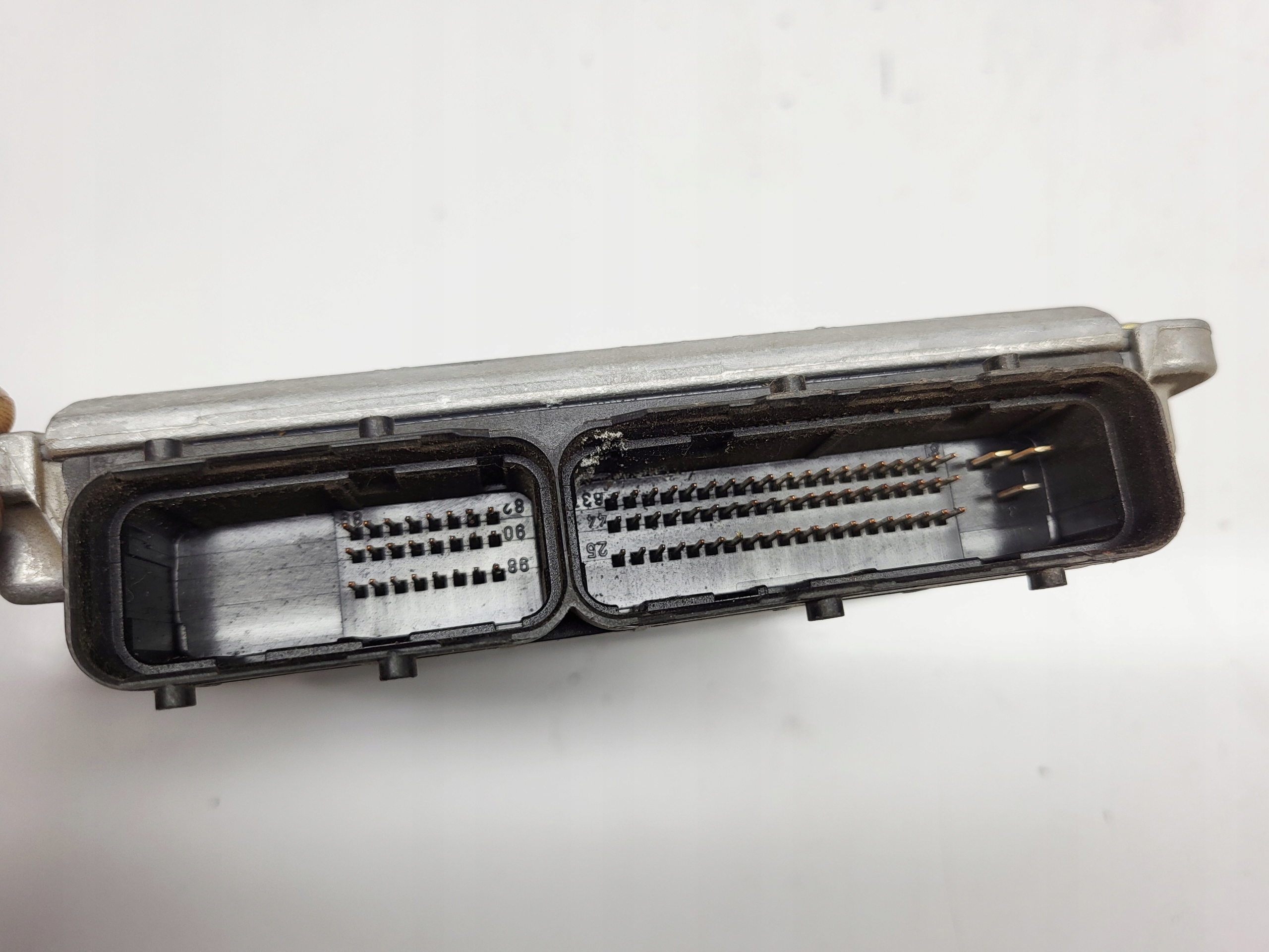 computer control unit of the engine OPEL OMEGA B 2.0 DTI 0281010273 24417198 PJ