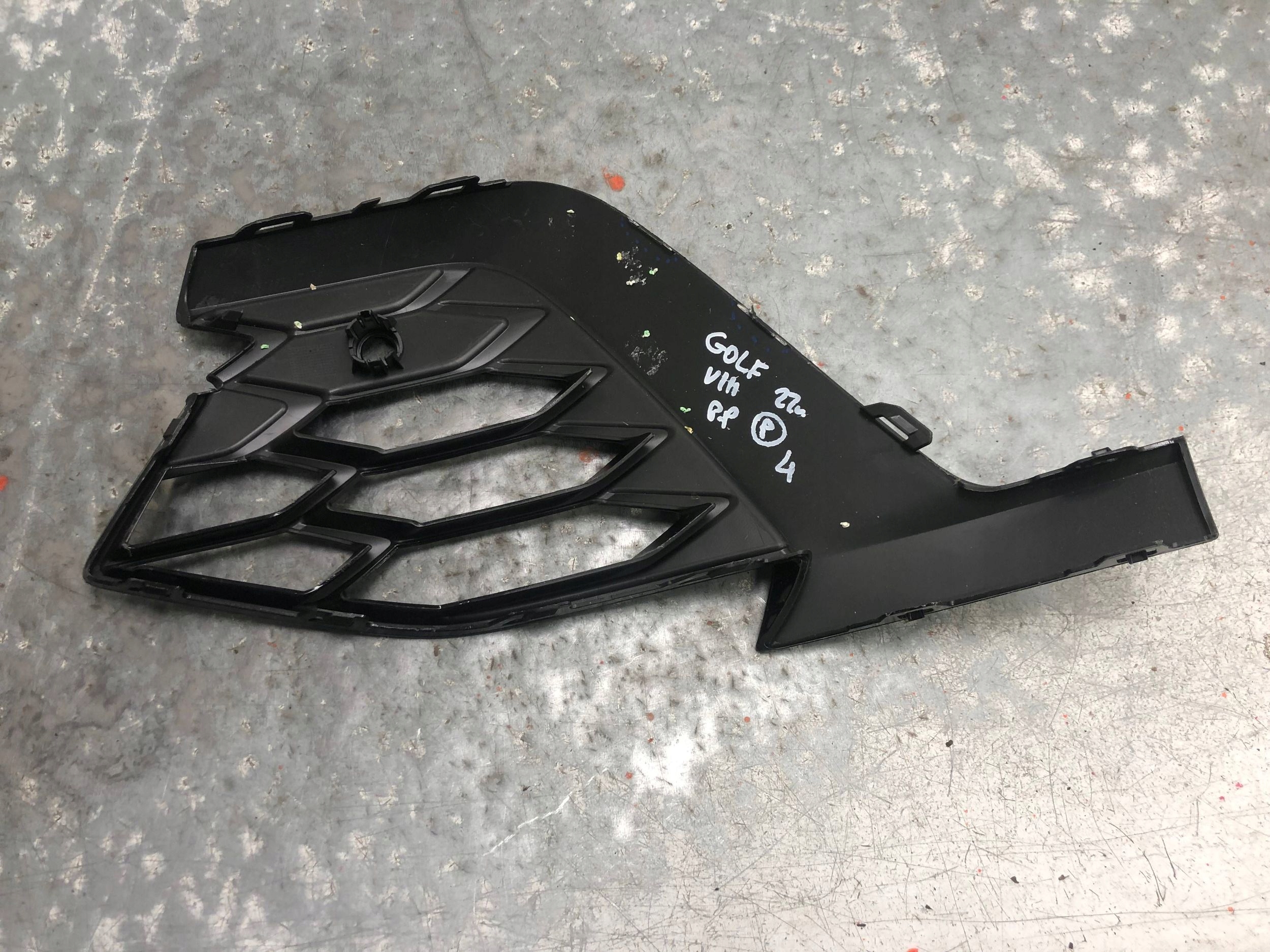 grid of a bumper right front VW GOLF VIII 5H0853666AD