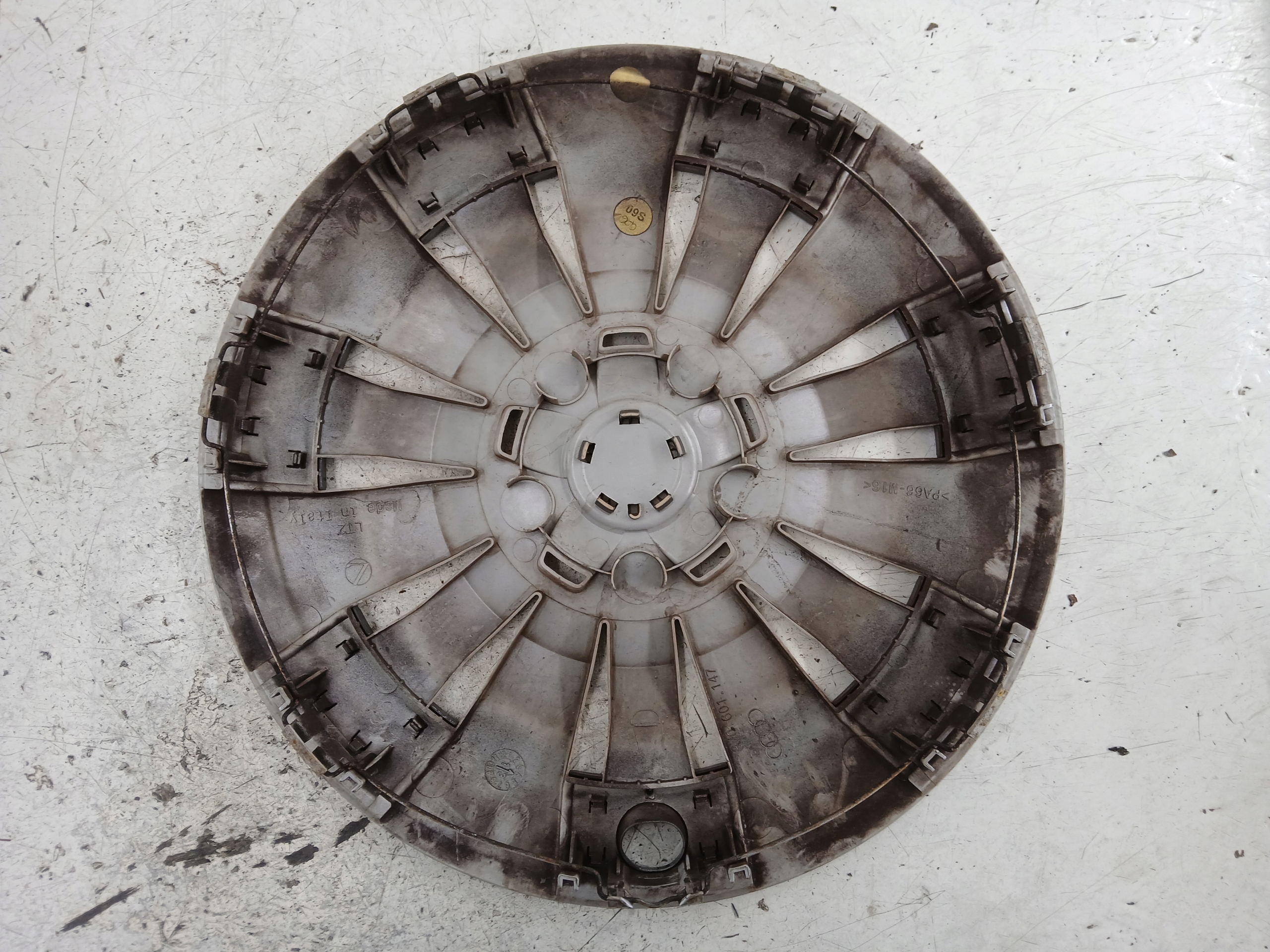 AUDI A3 A4 Radklppen KOMPLET 16 CALI 8V0601147