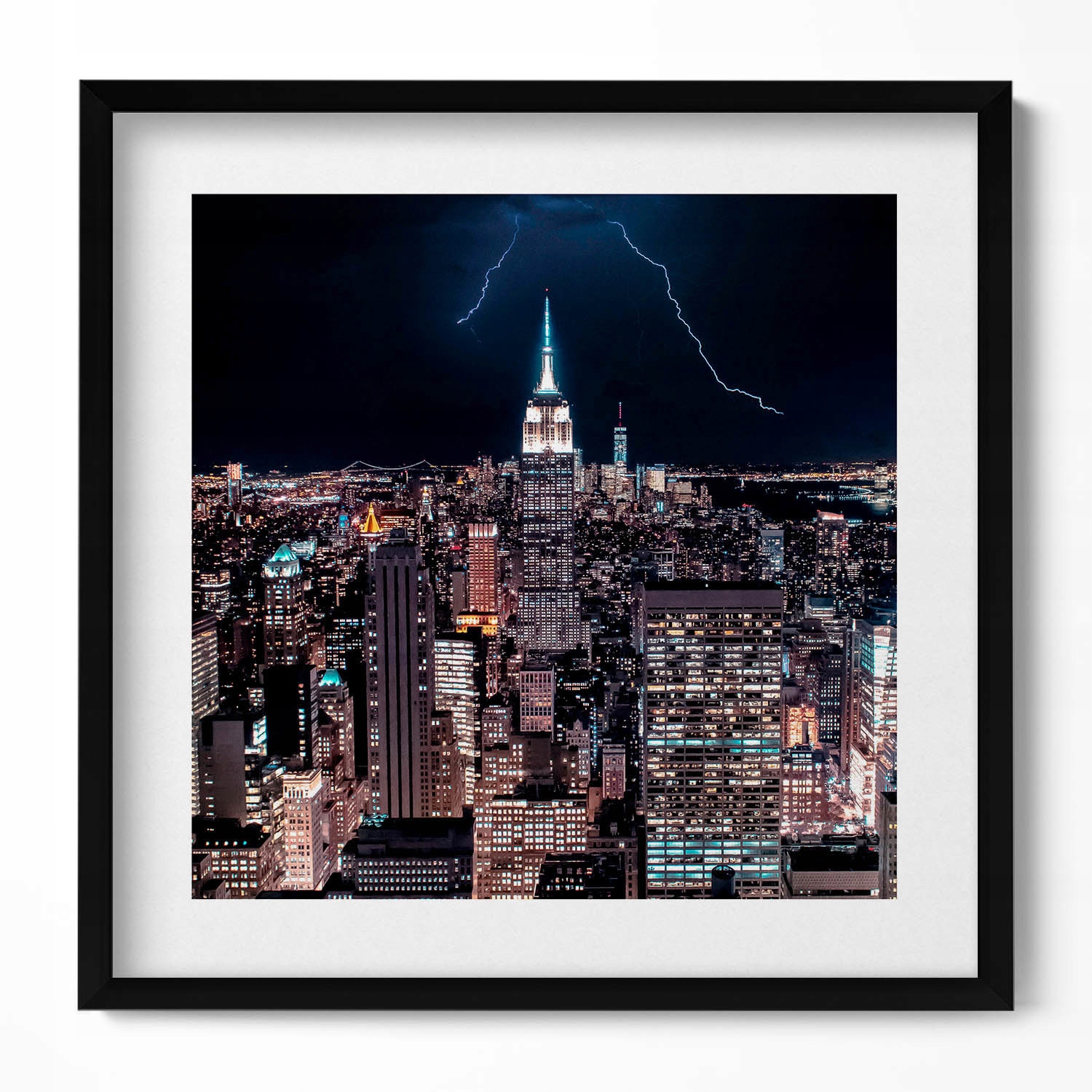 Závěsný obraz rámeček černé barvy New York Mrakodrapy v noci 50x50 cm