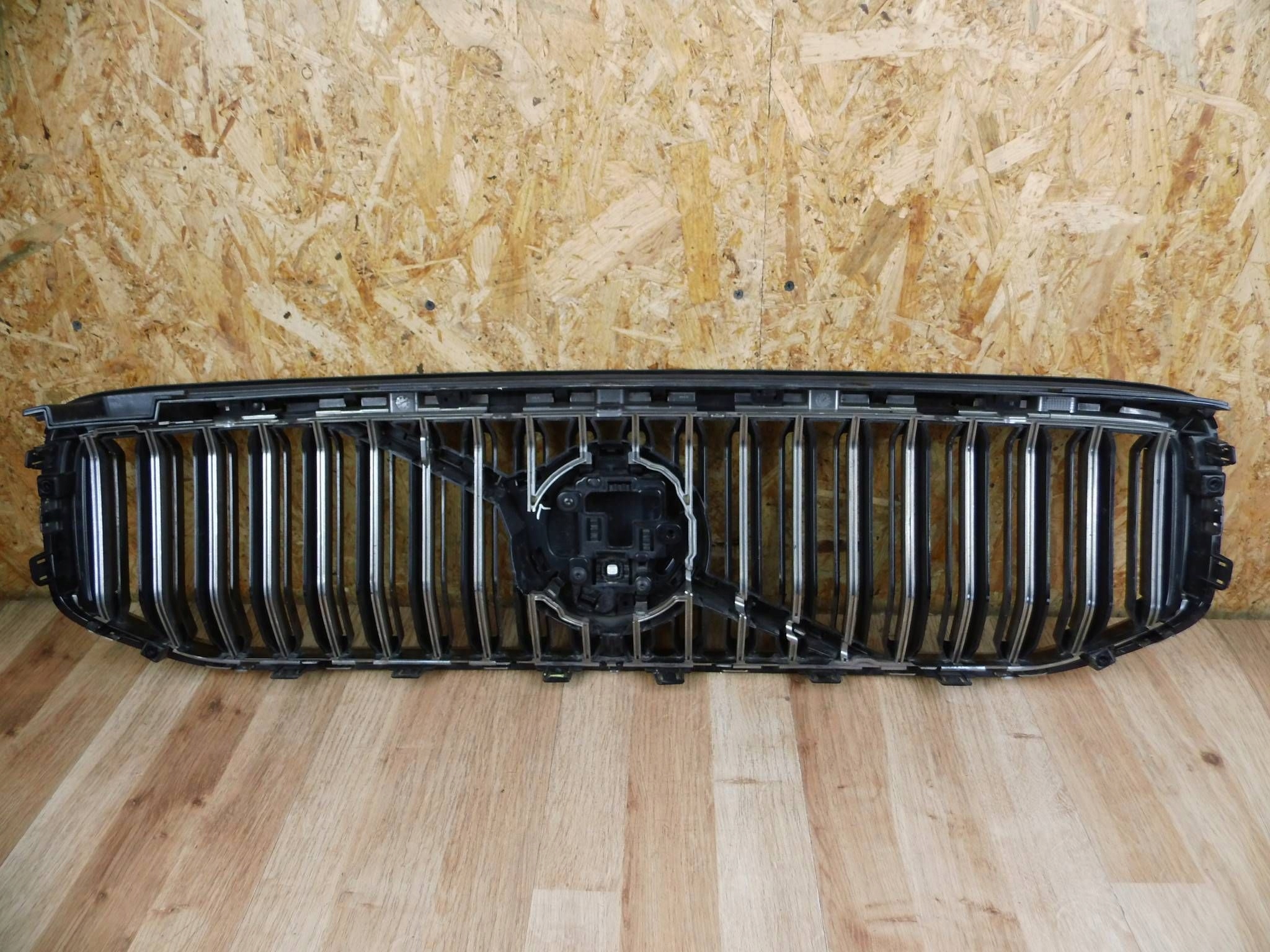 Volvo XC40 2023+ LIFT front PREKLADgrill logo logo kamera front