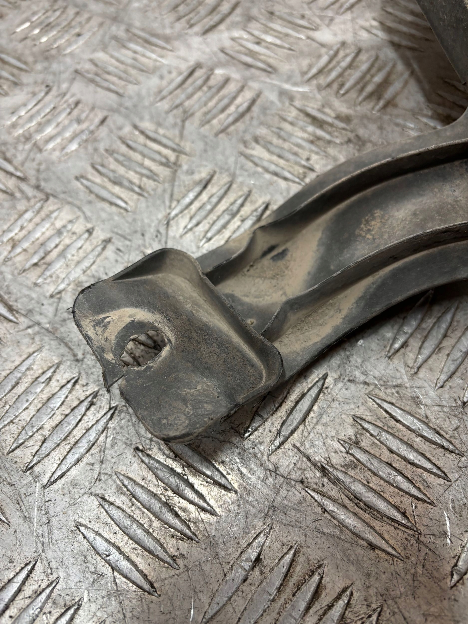 mudguard front front left OPEL ASTRA J IV 13432426