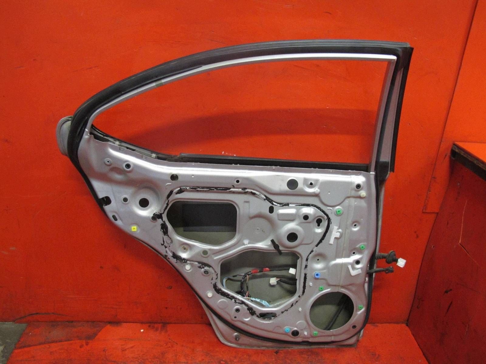 LEXUS IS II E2 door left rear part rear. 1G1 silver