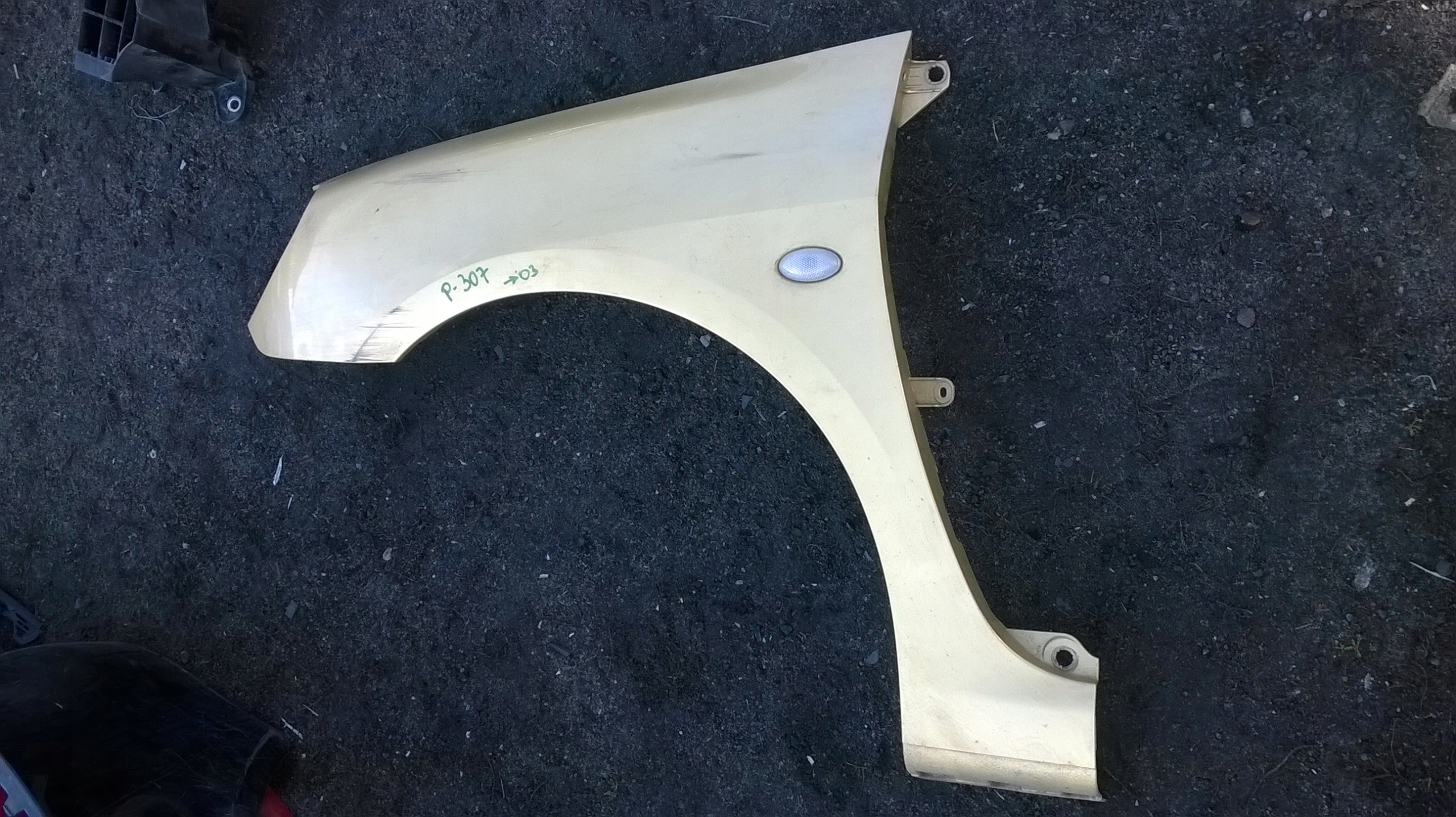 PEUGEOT 307 --> 2003 przedni lewy błotnik BDB