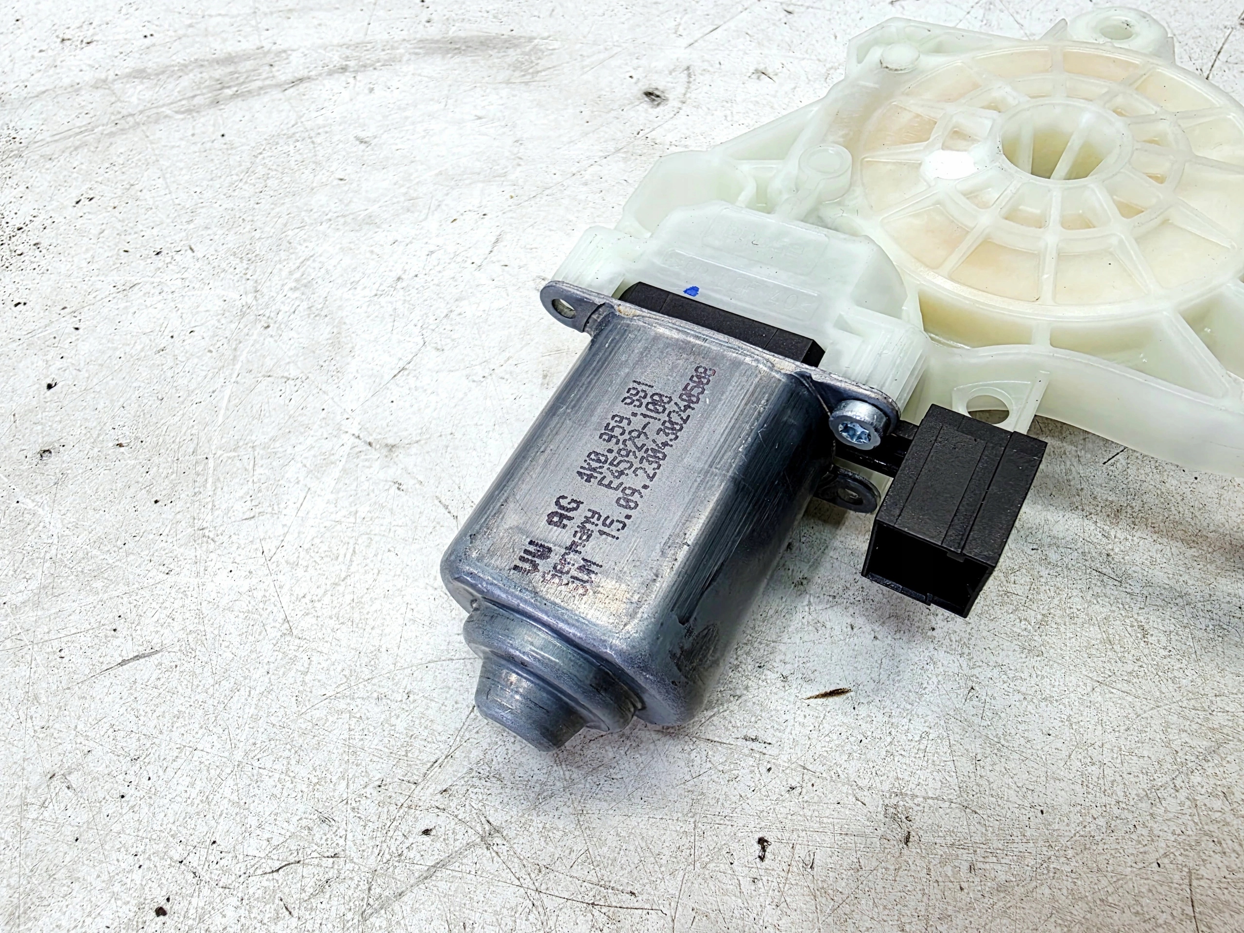 mini motor lifting windows right rear part AUDI Q4 E-TRON 4K0959881