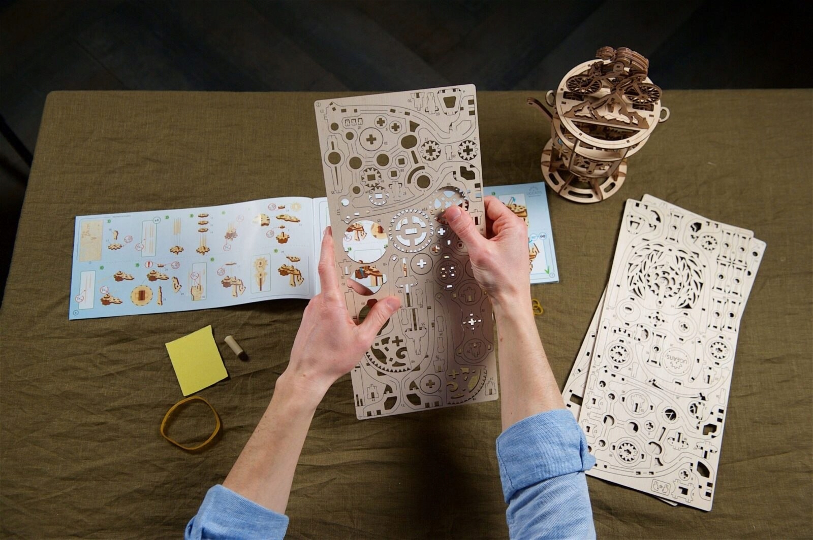 AUTOMAT KOLARZ MODEL MECHANICZNY DREWNIANY Z NAPĘDEM UGEARS PUZZLE 3D Płeć chłopcy dziewczynki