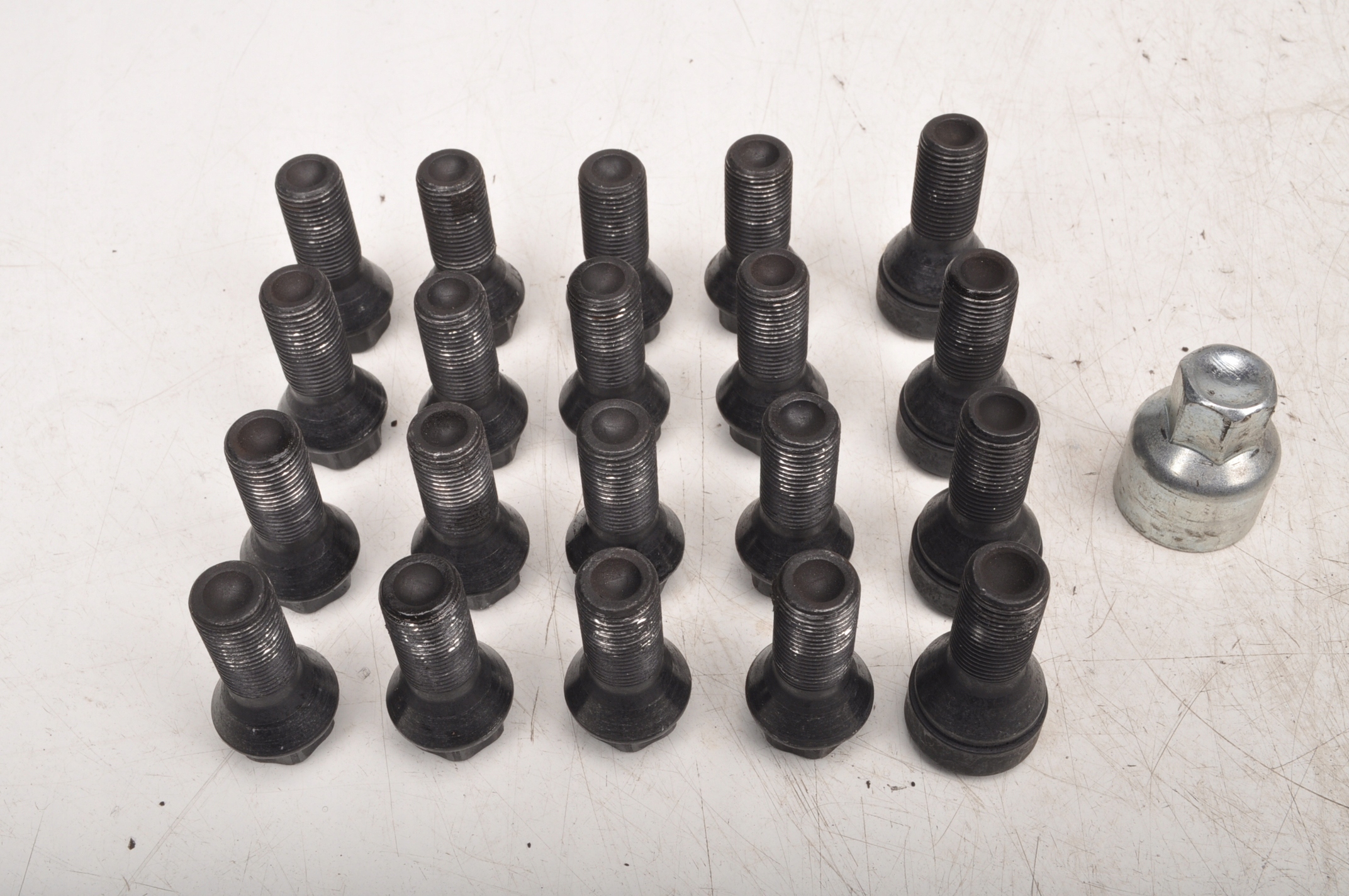 BMW F44 GRAN COUPE Болти обода ковпачок в зборі 21R