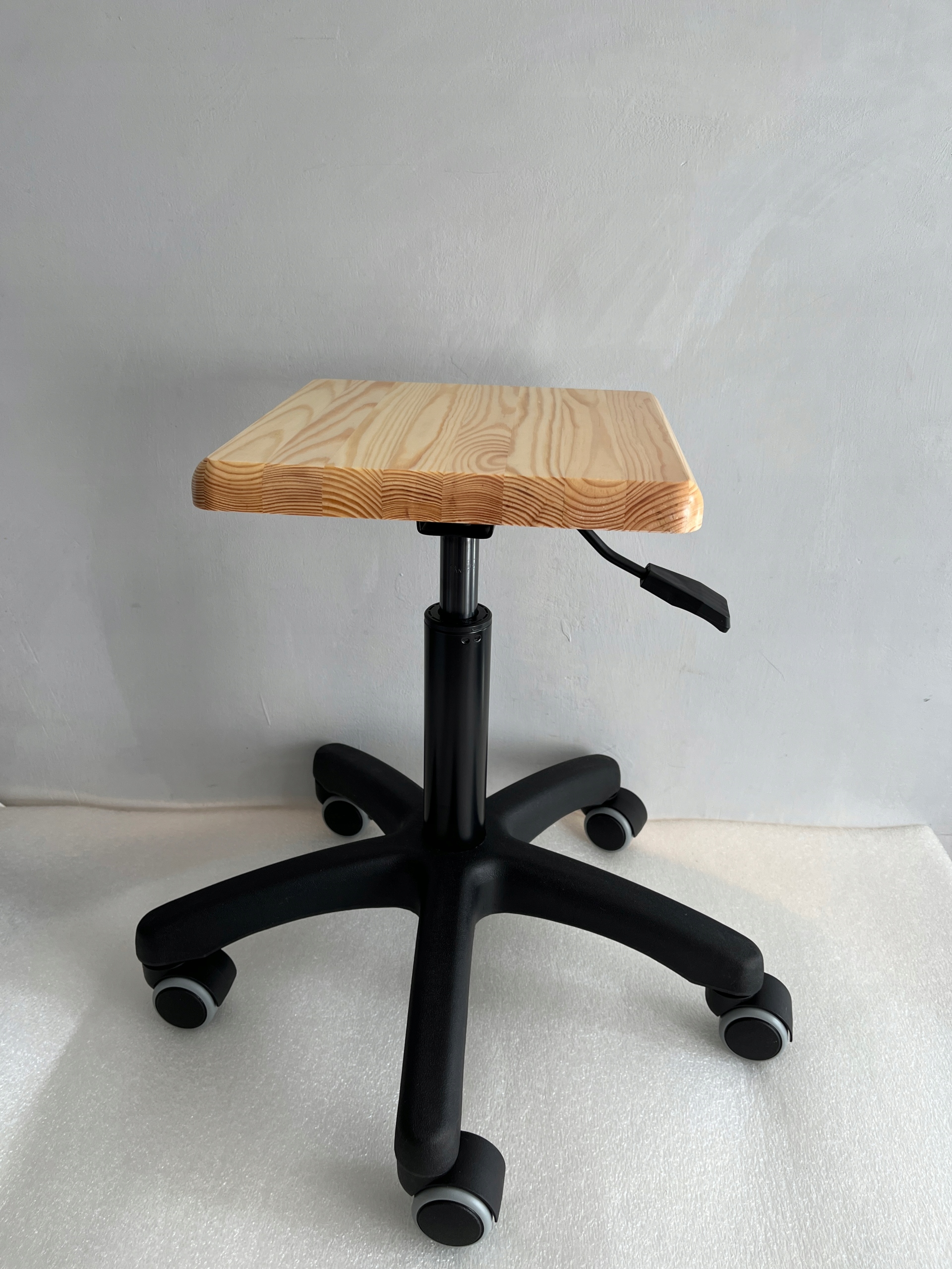 Otočná stolička, dielenská stolička, stolička do tlačiarne, stoličky do šijacej dielne Henek