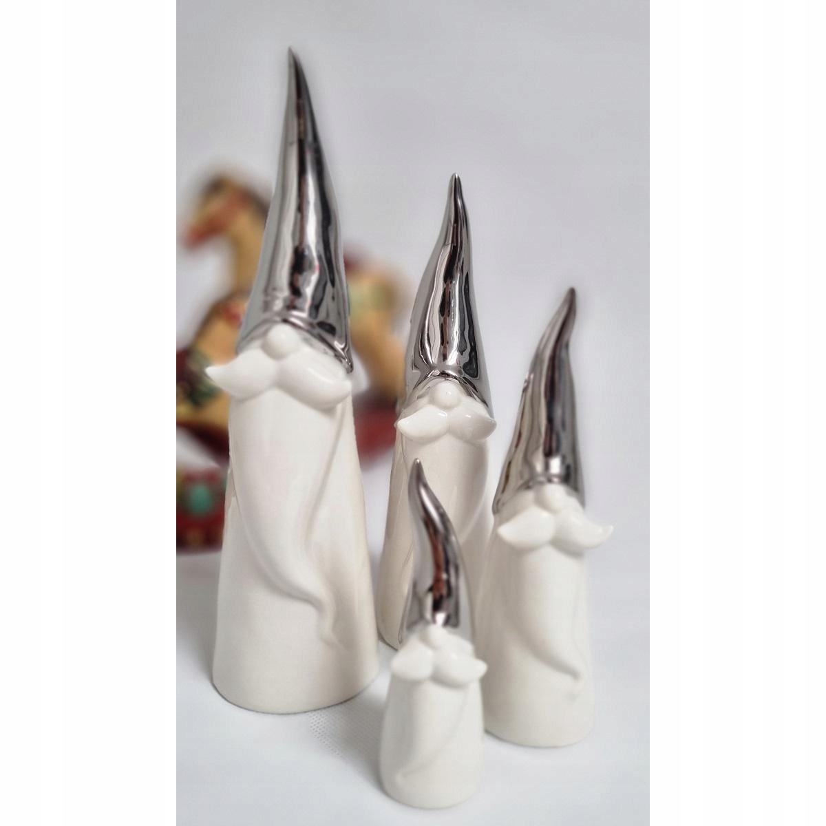 OZDOBA ŚWIATECZNA PORCELANOWA FIGURKA MIKOŁAJ GNOM SKRZAT 17CM Motyw mikołaj