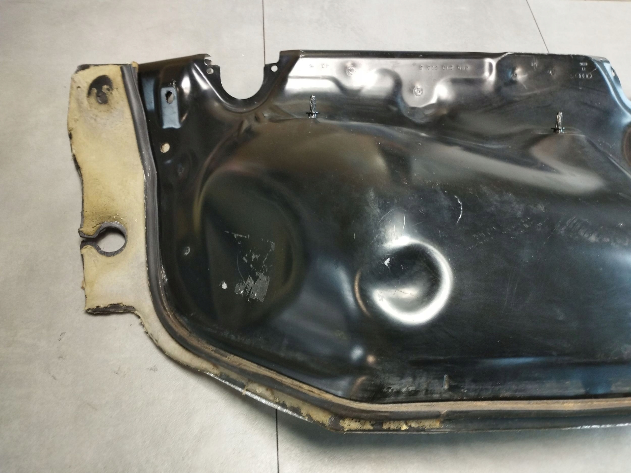 Audi A8 D4 4H Blende Abdeckung wärmblech 4H0825621E