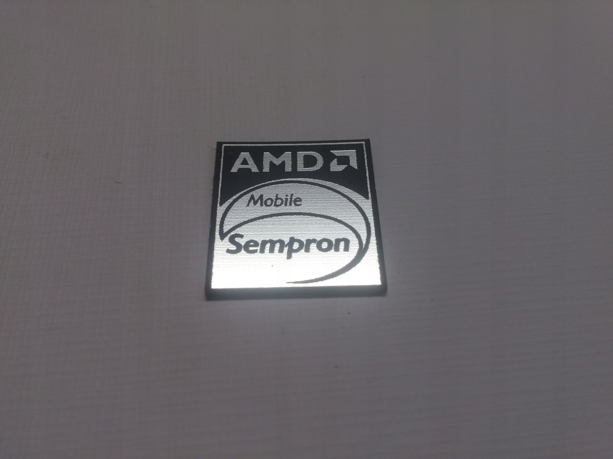 

Amd Sempron naklejka emblemat 19 x 17 mm *srebrna