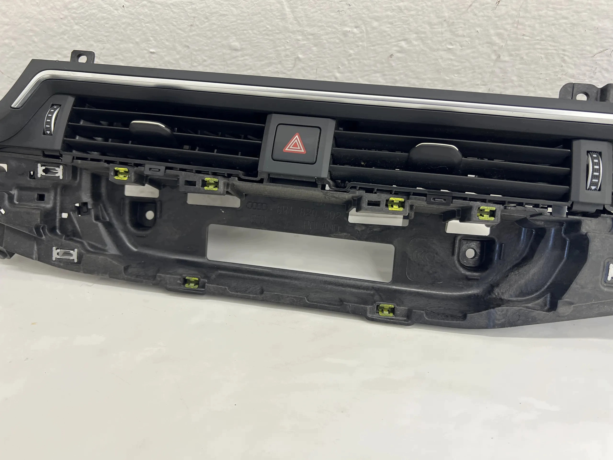 grid intake air of the dashboard dashboard 8W1820902D AUDI A4 B9