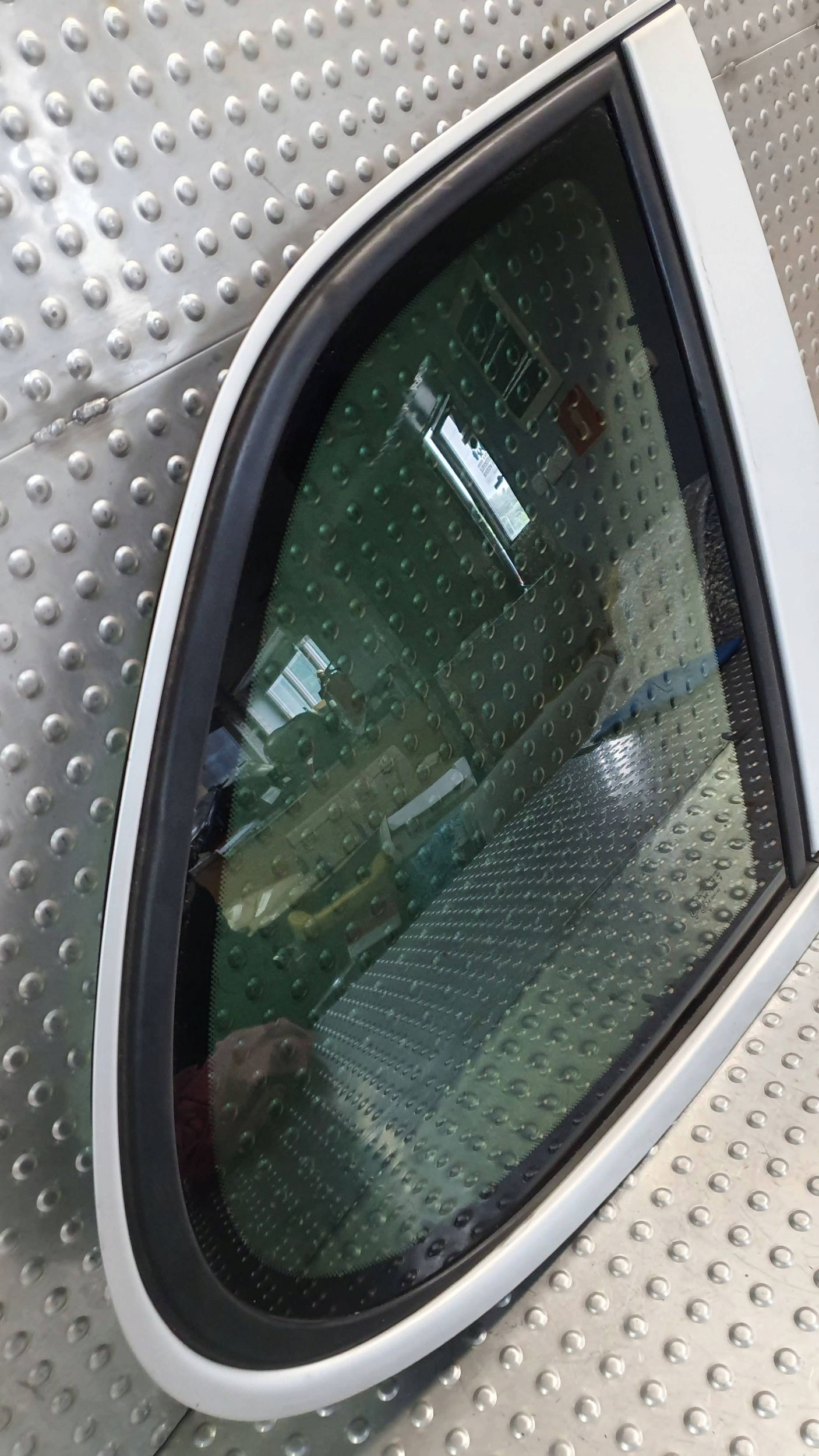 window side rear part right PORSCHE CAYENNE and 7L5845298BA 02