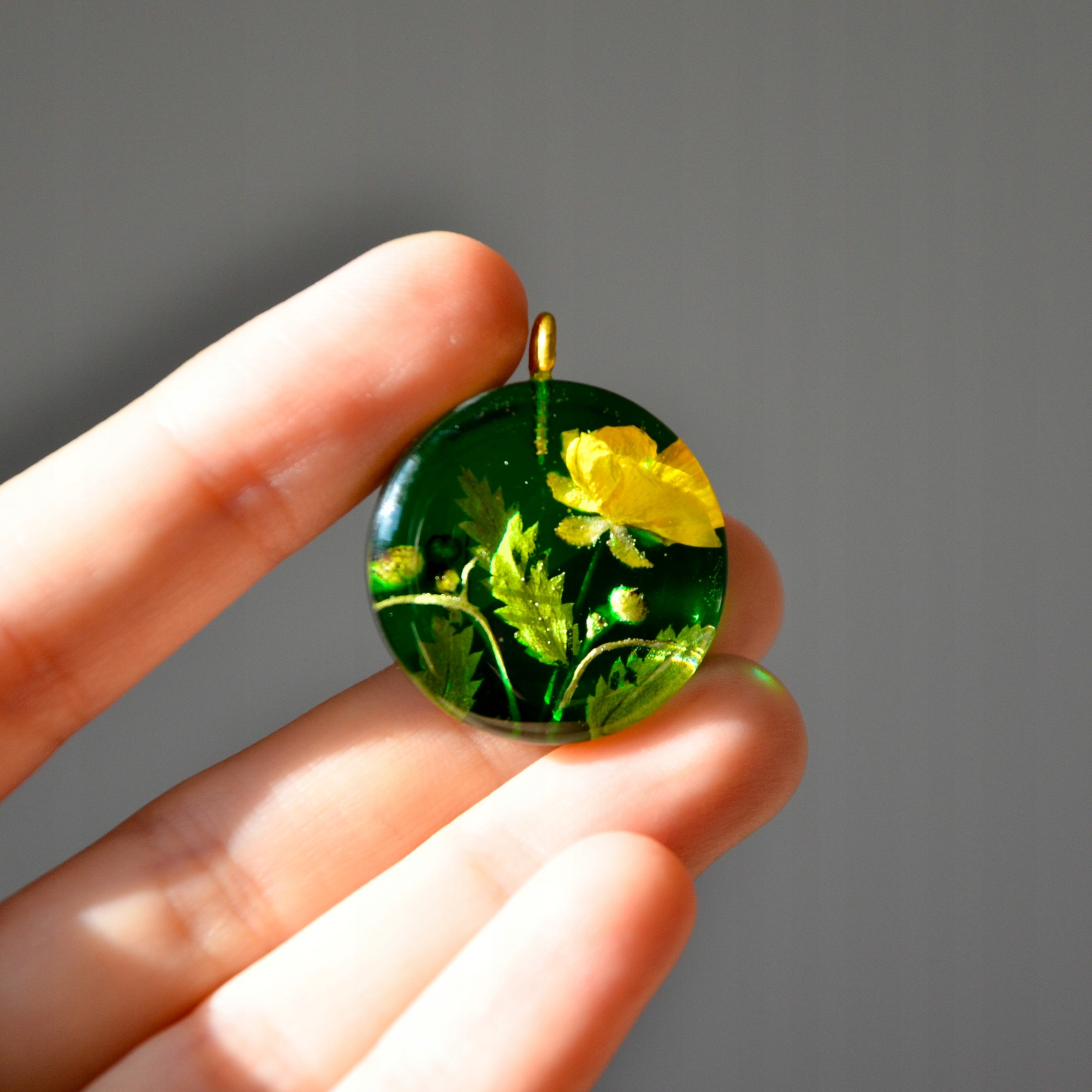 Naszyjnik, wisiorek z żywicy - kompozycja kwiatowa Marka Inna marka