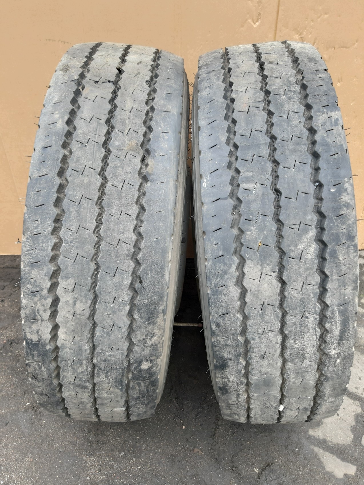 wheels tyres CIEZAROWE 2x PIRELLI MC88 275/70 R22.5