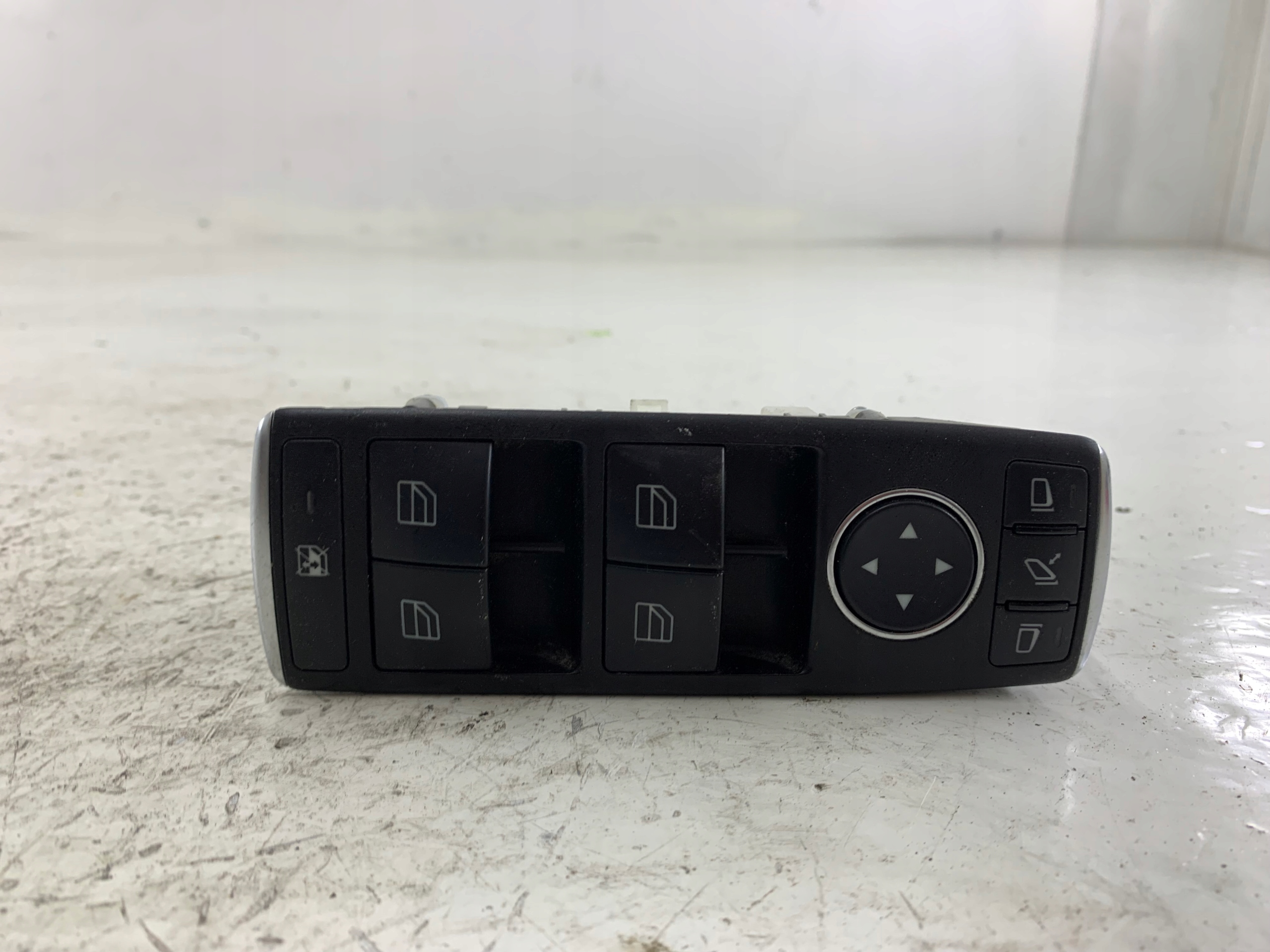 MERCEDES W212 W204 PANEL okna levý předek A2049055402