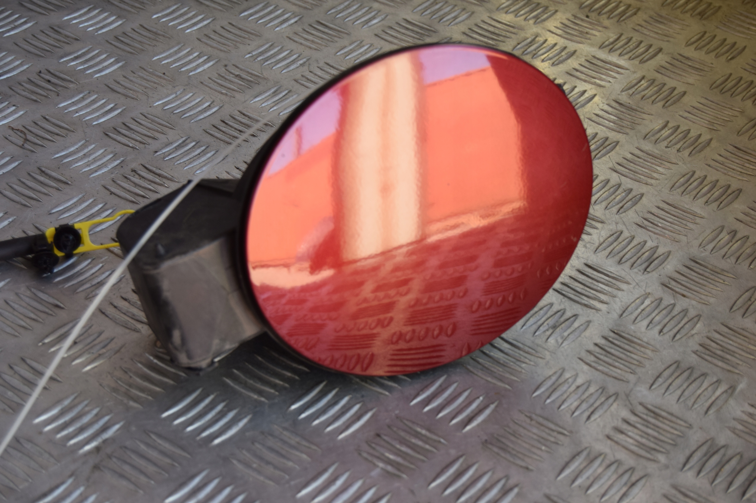 KLAPKA ZAMEK KOREK WLEWU PALIWA JEEP CHEROKEE KL Color maroon