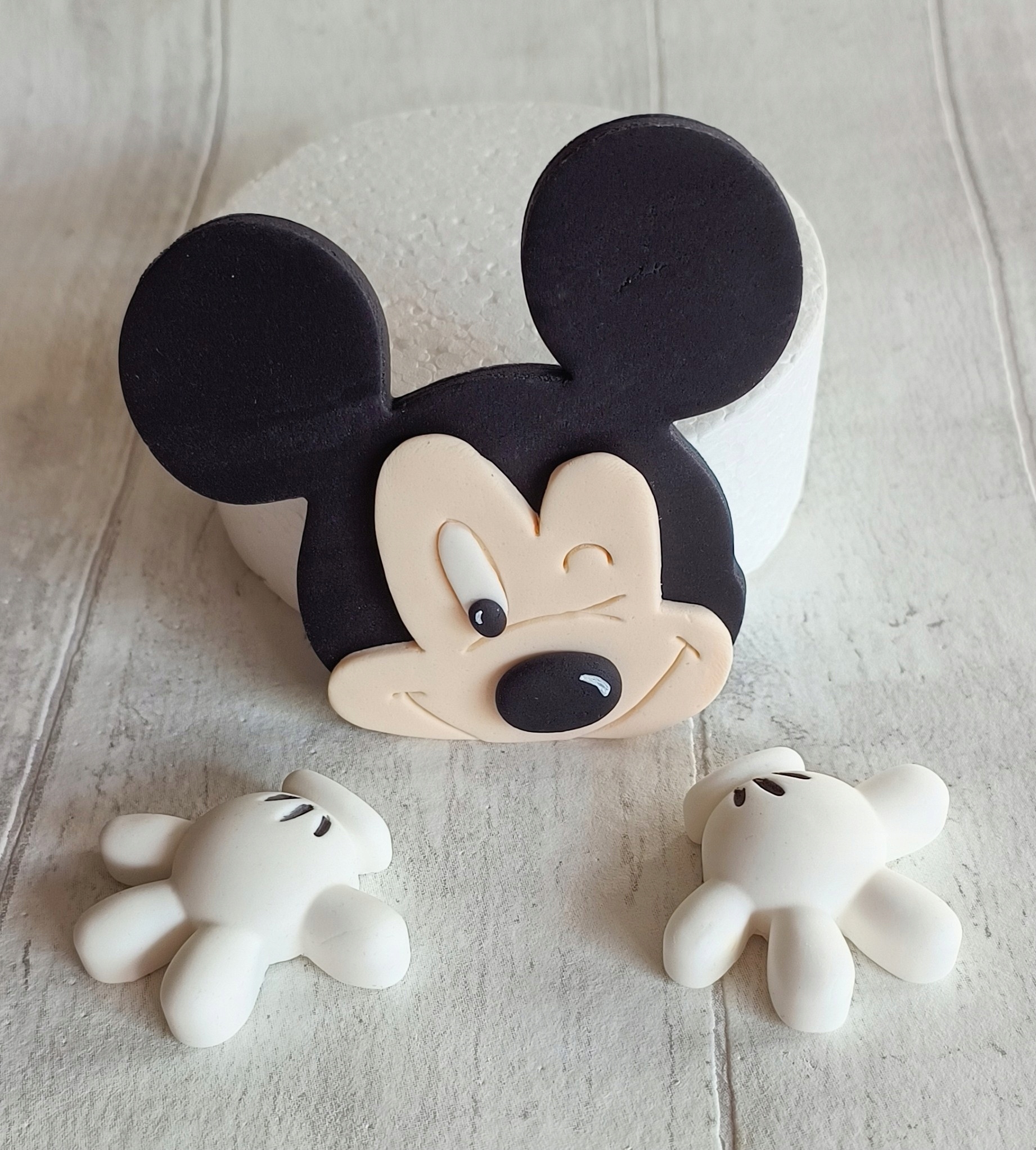 Levně Mickey Mouse s rukama, figurka z cukrové hmoty, sada dekorací na dort