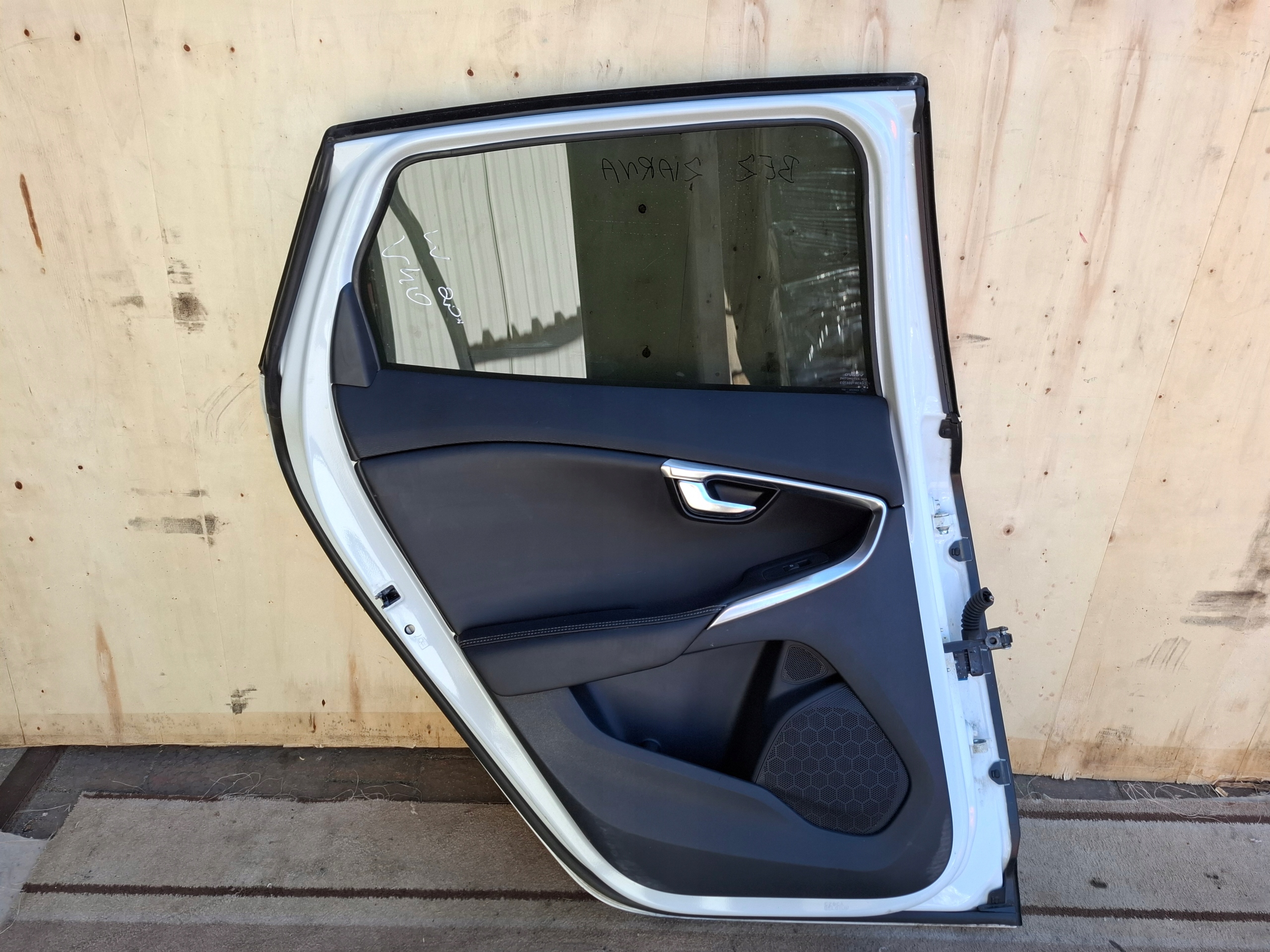 Tür links heck VOLVO V40 II BIALE 15r